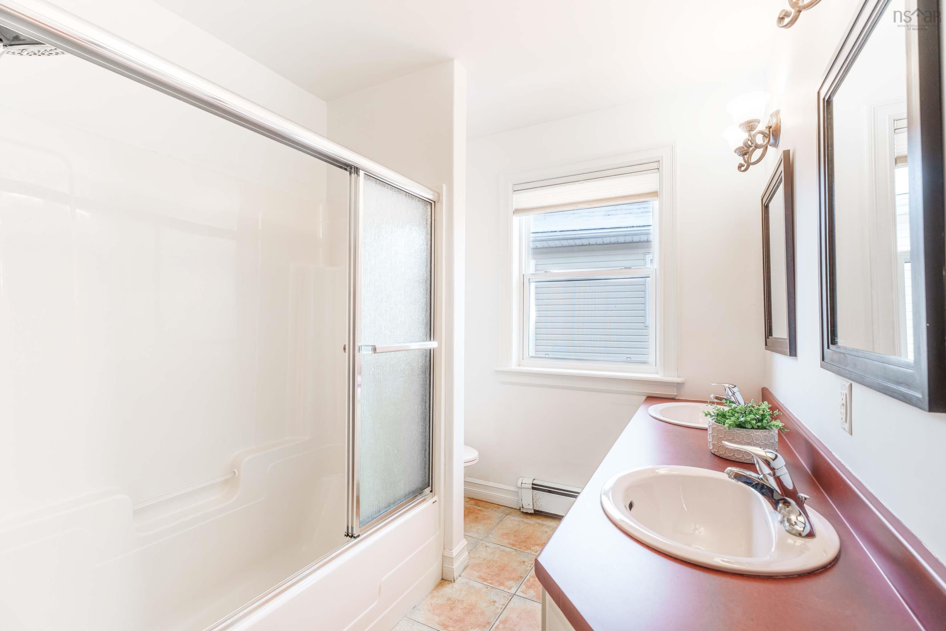 $889,900.00: 15 Kingsbury Way, Bedford