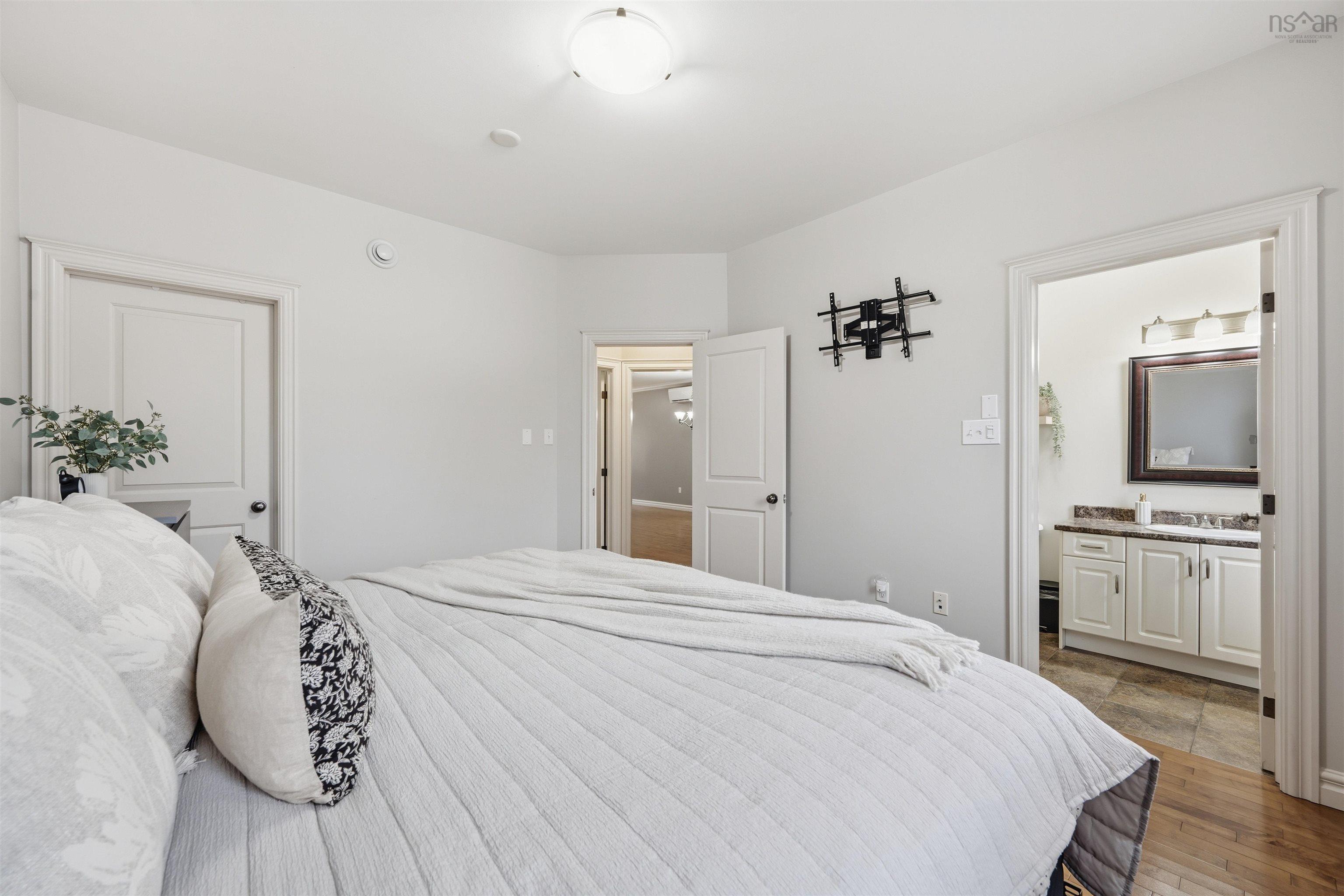 $724,900.00: 11 Stockton Ridge, Bedford