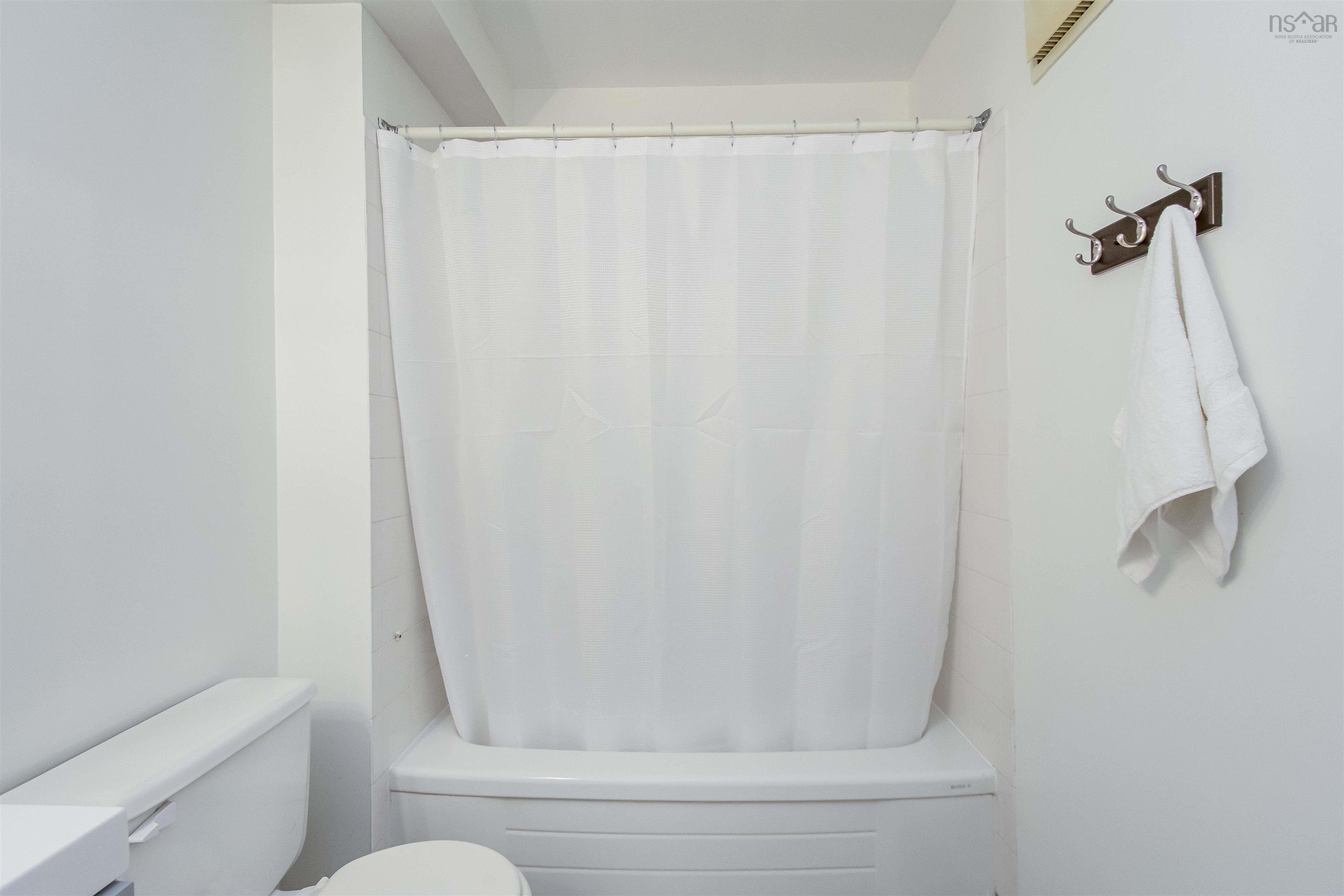 $369,900.00: 303 93 Kearney Lake Road, Clayton Park