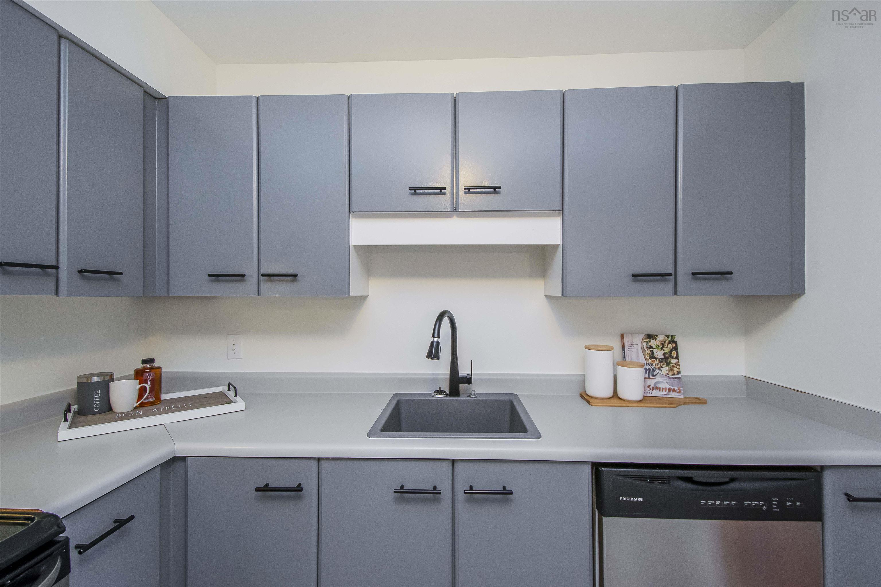 $369,900.00: 303 93 Kearney Lake Road, Clayton Park