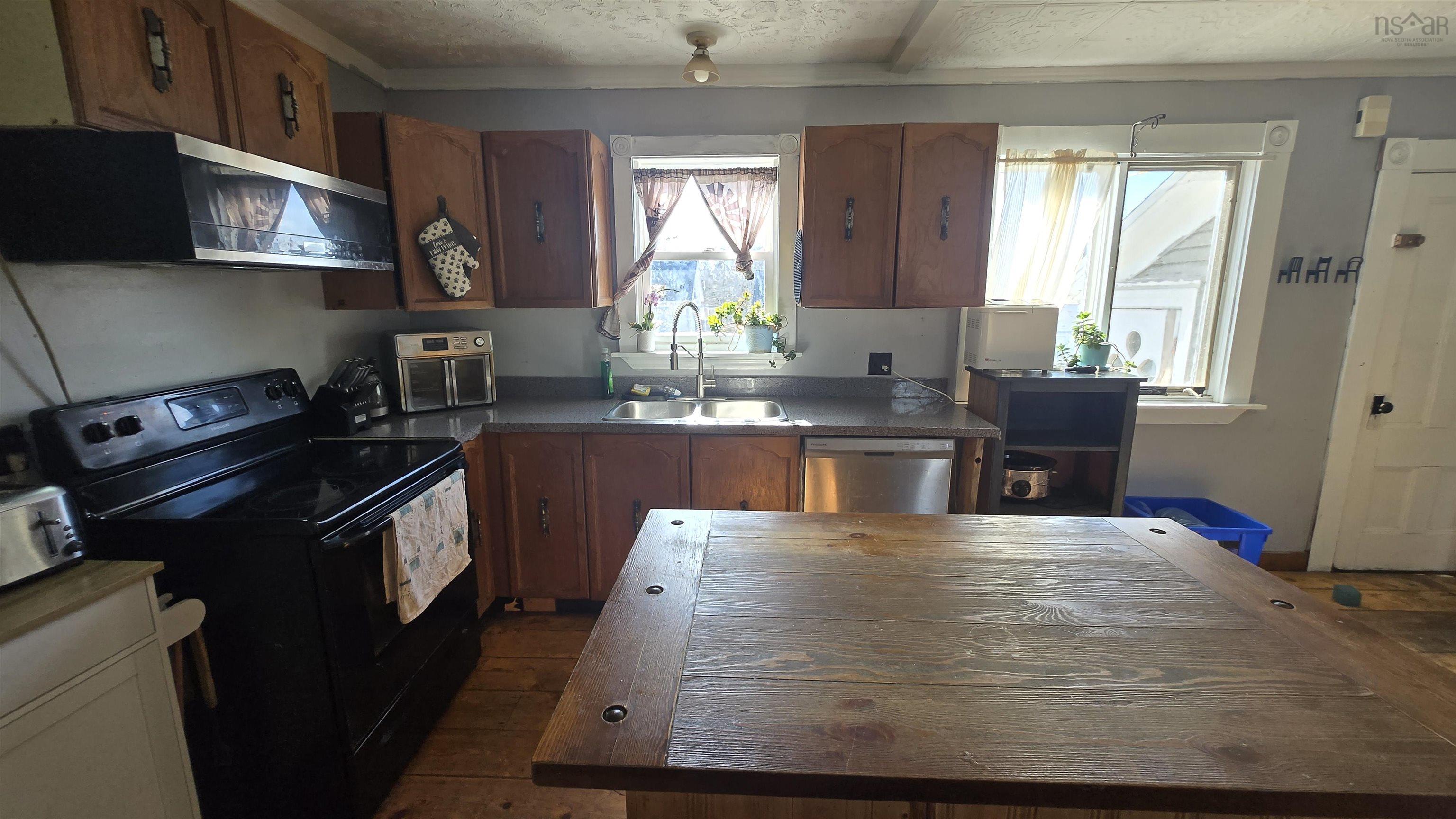 $274,900.00: 8094 Highway 101, Barton