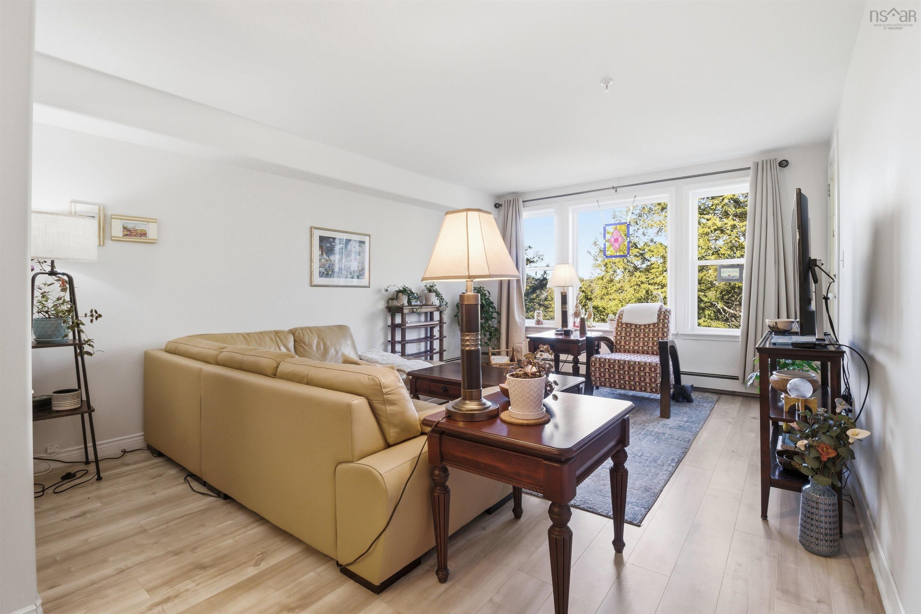 $475,000.00: 410 2 Lake Drive, Bedford