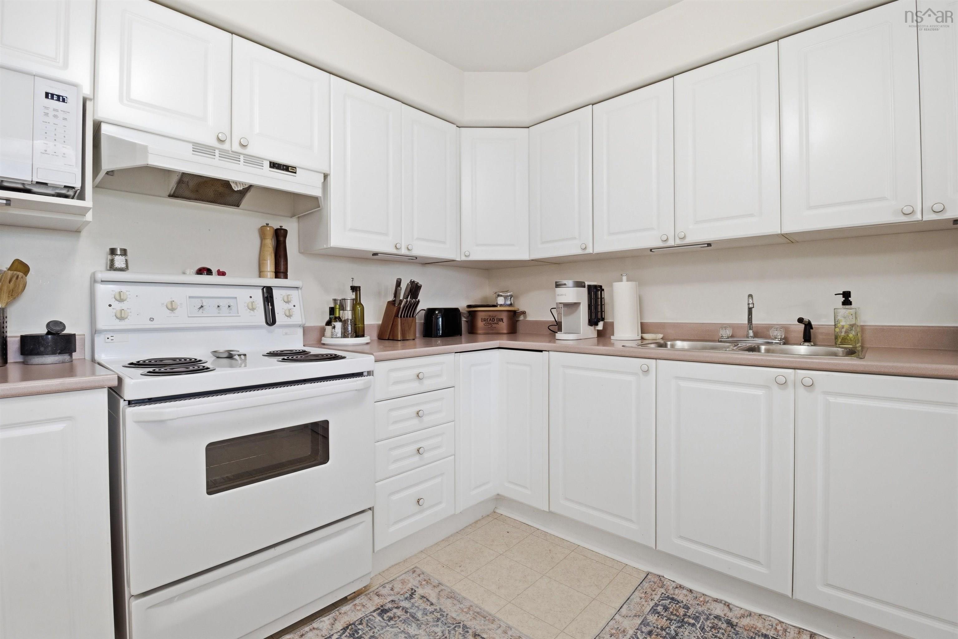 $475,000.00: 410 2 Lake Drive, Bedford