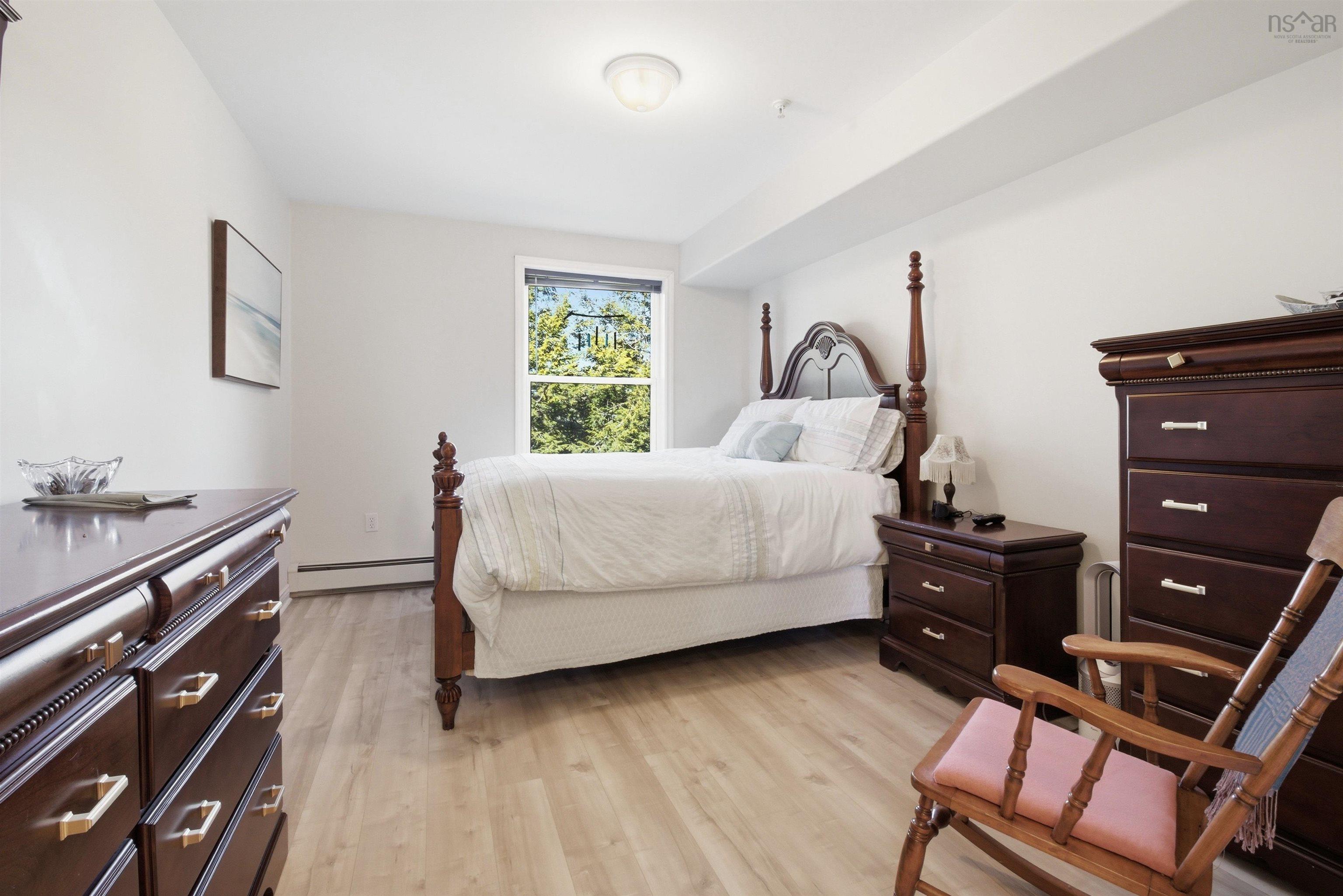 $475,000.00: 410 2 Lake Drive, Bedford