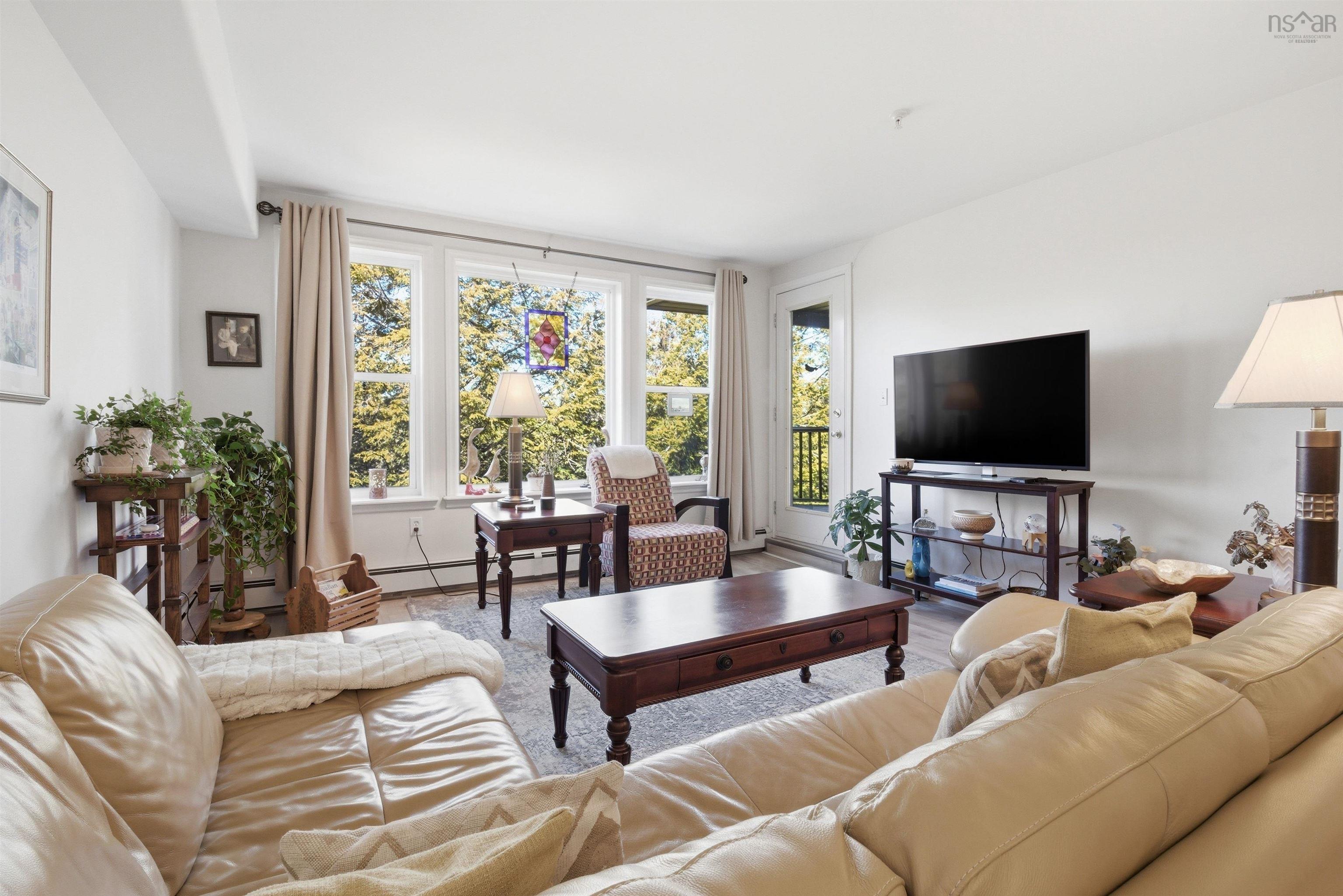 $475,000.00: 410 2 Lake Drive, Bedford