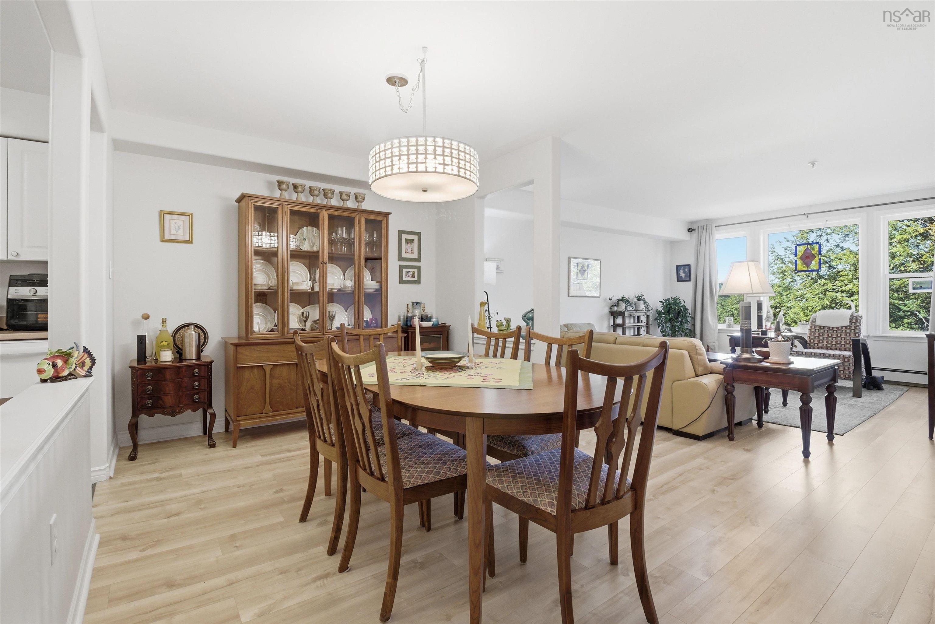 $475,000.00: 410 2 Lake Drive, Bedford