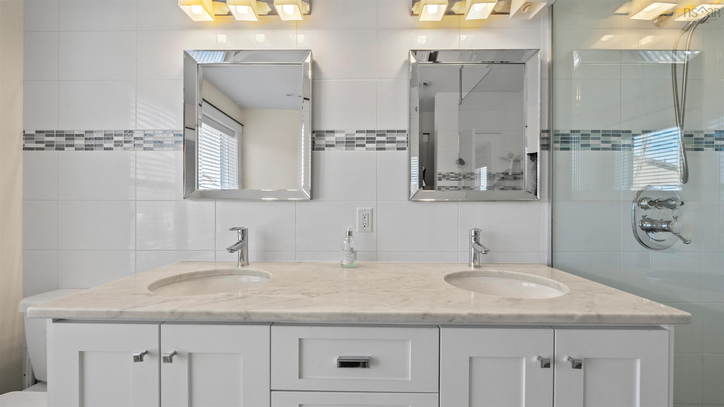 $949,900.00: 8 HollyHock Way, West Bedford