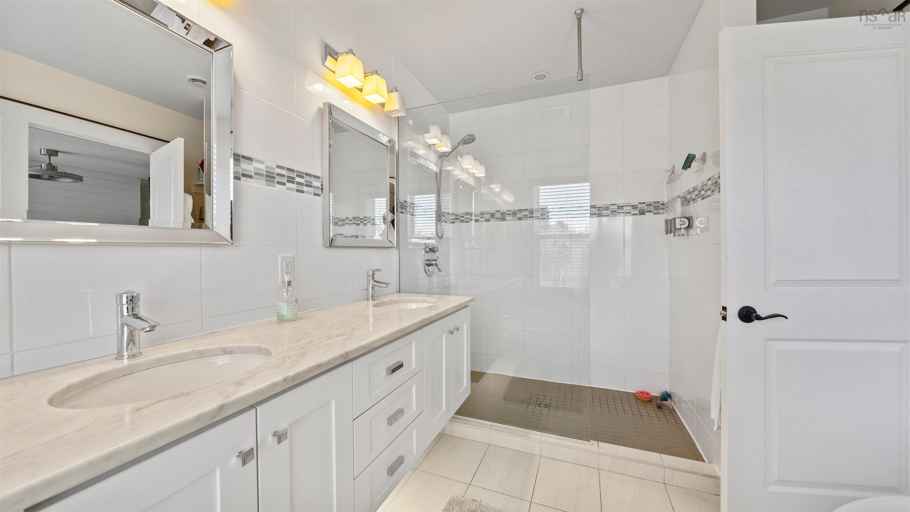 $949,900.00: 8 HollyHock Way, West Bedford