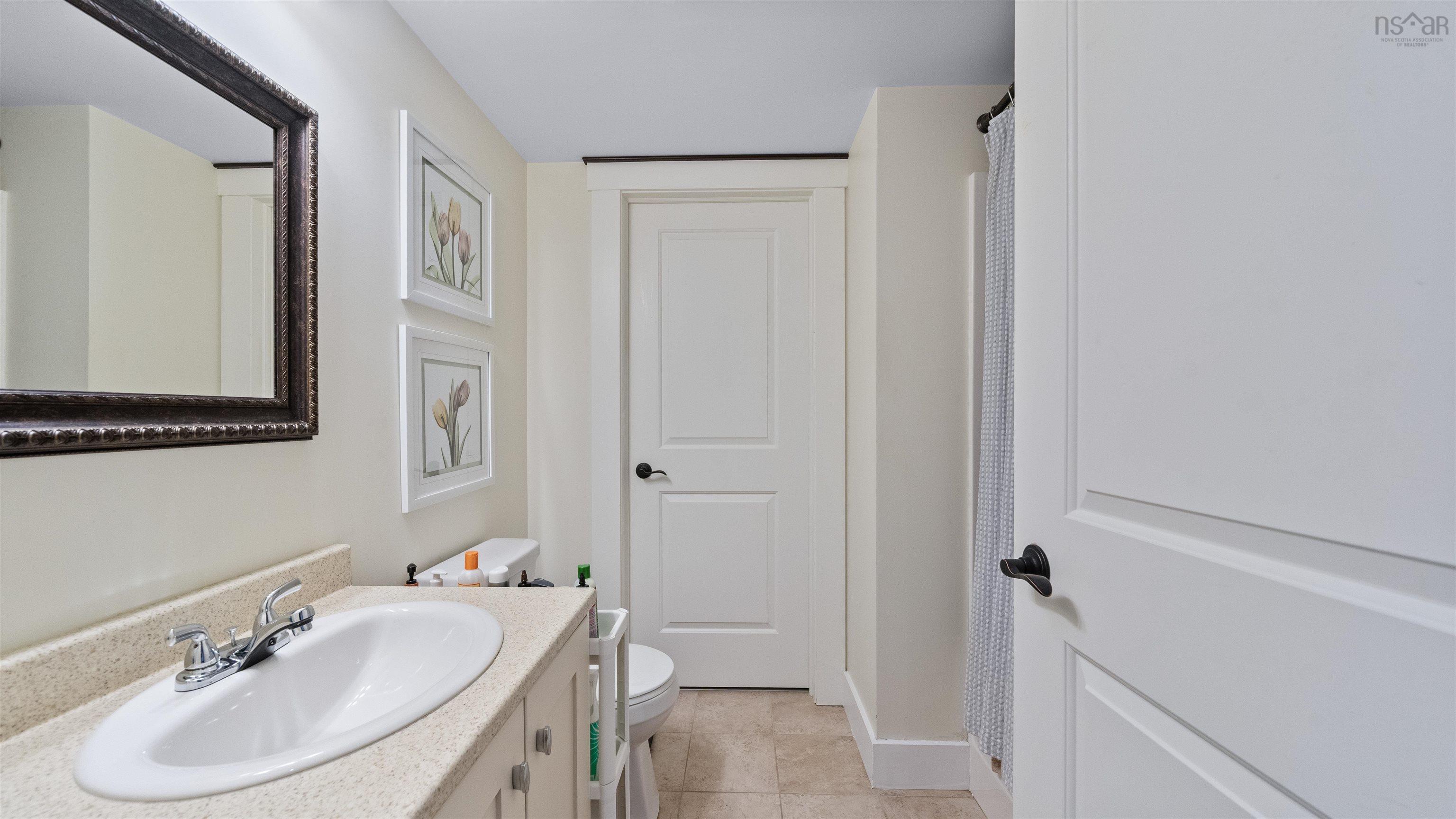 $949,900.00: 8 HollyHock Way, West Bedford