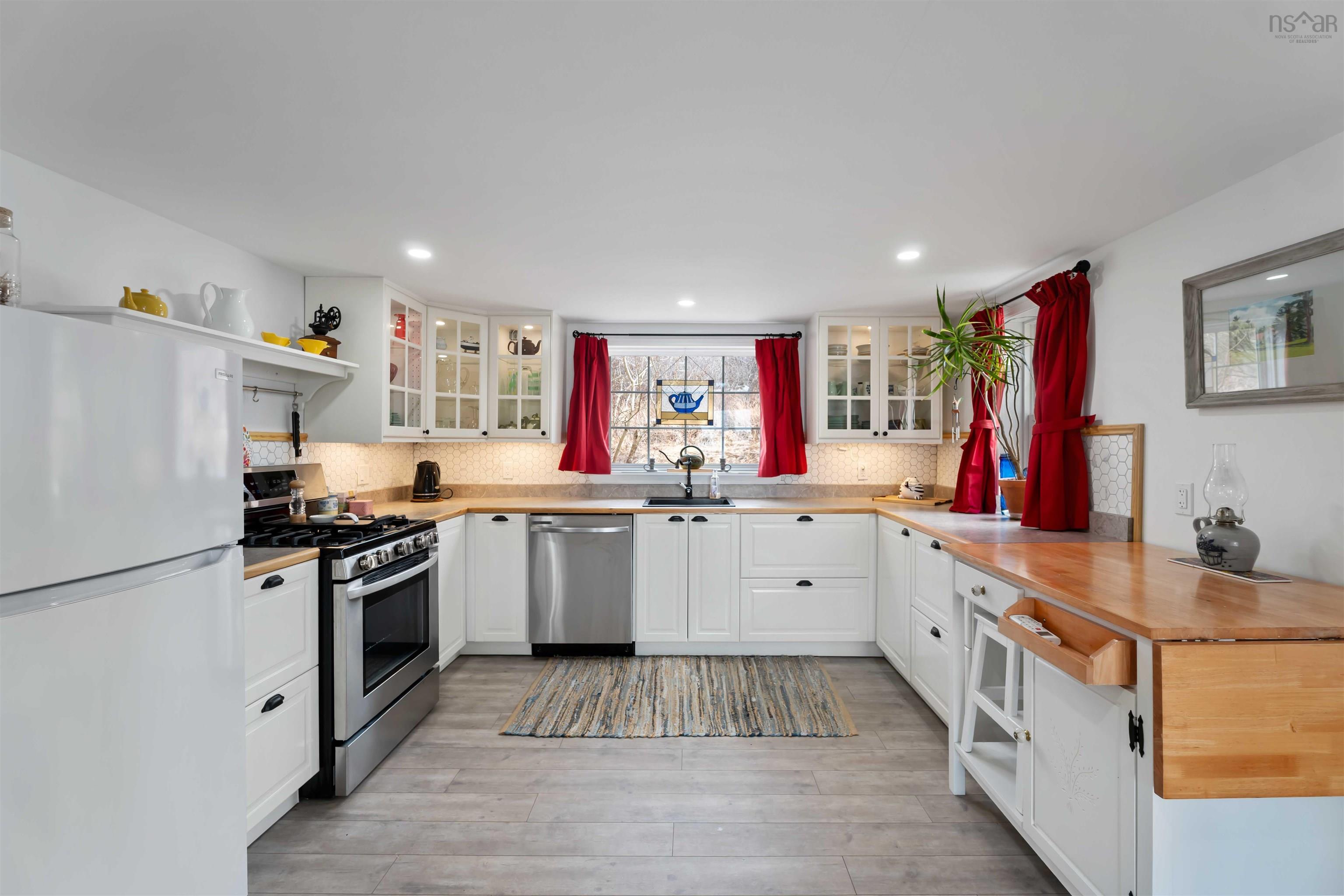 $385,000.00: 92 Lake Darling Road, Darlings Lake