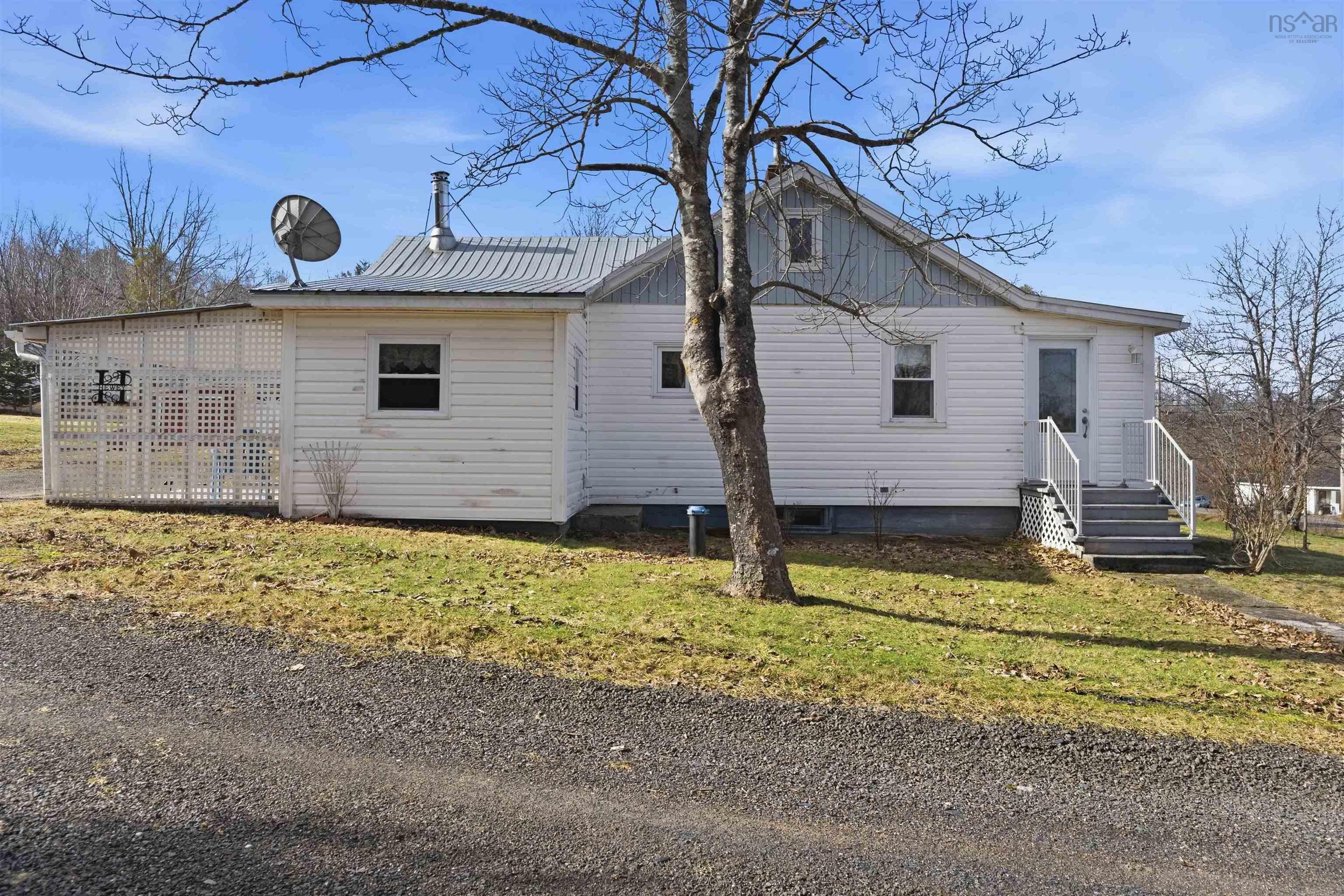 $279,900.00: 272 Highway 201, Moschelle