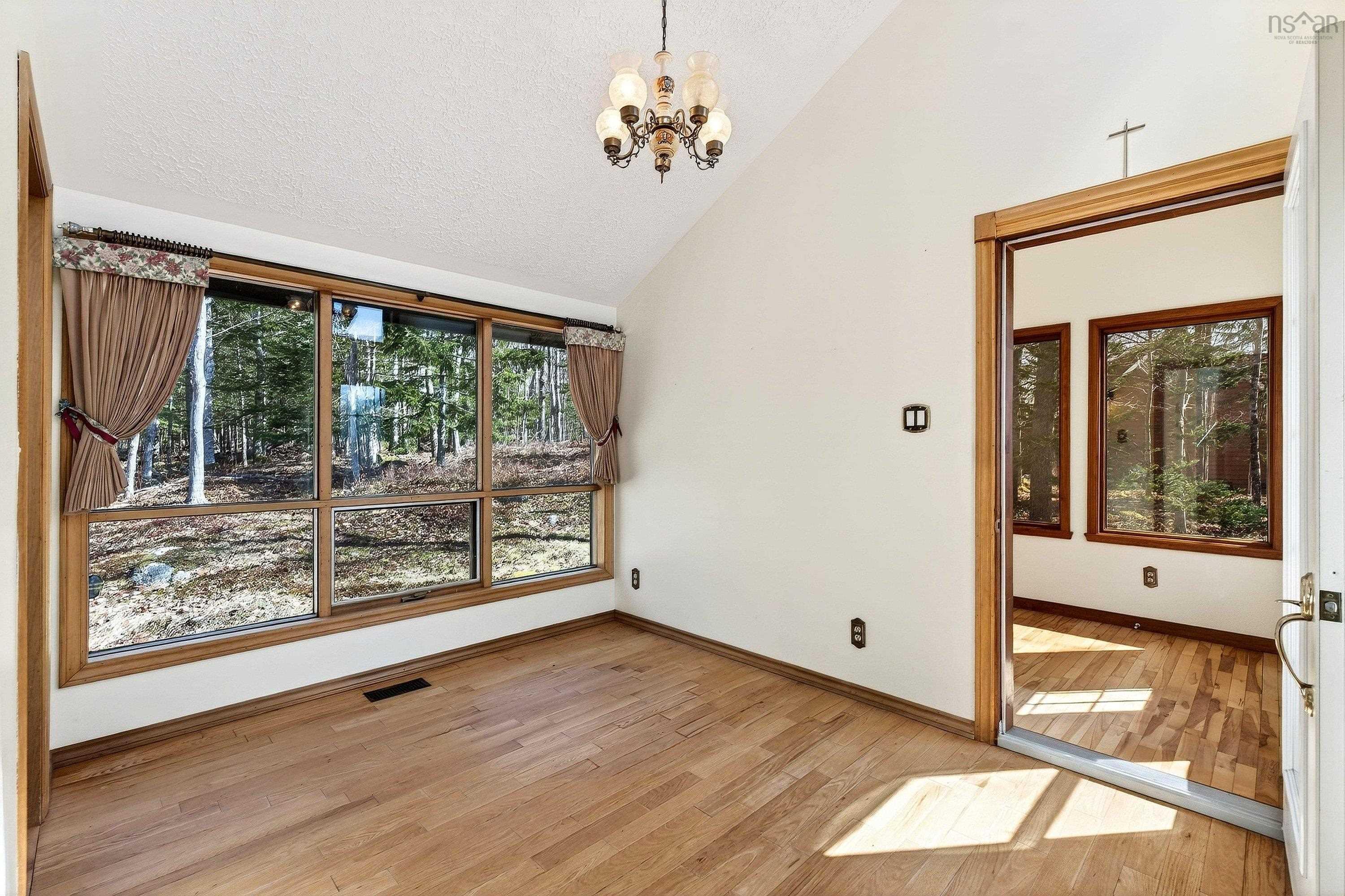 $519,000.00: 122 Windsor Drive, Stillwater Lake