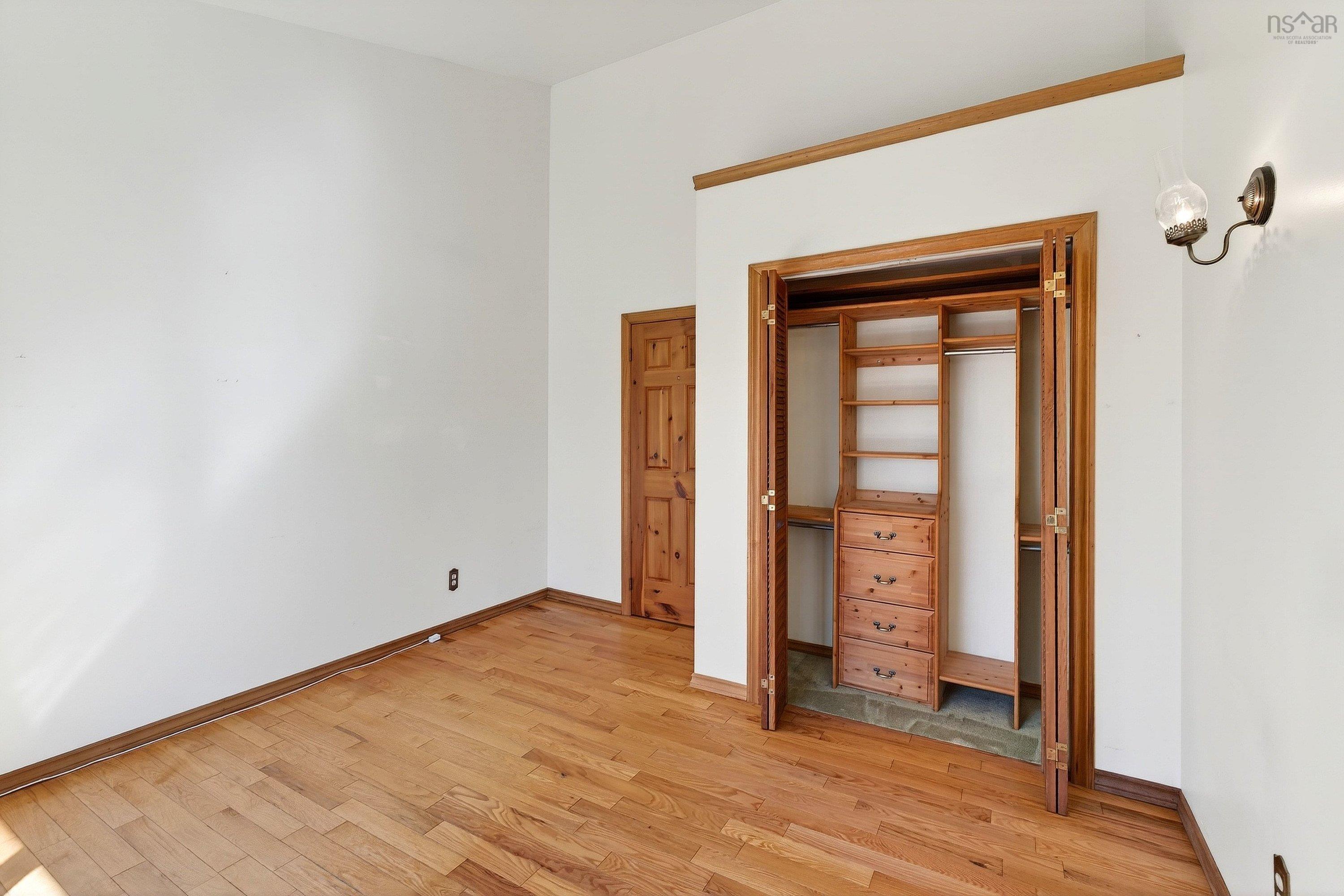 $519,000.00: 122 Windsor Drive, Stillwater Lake