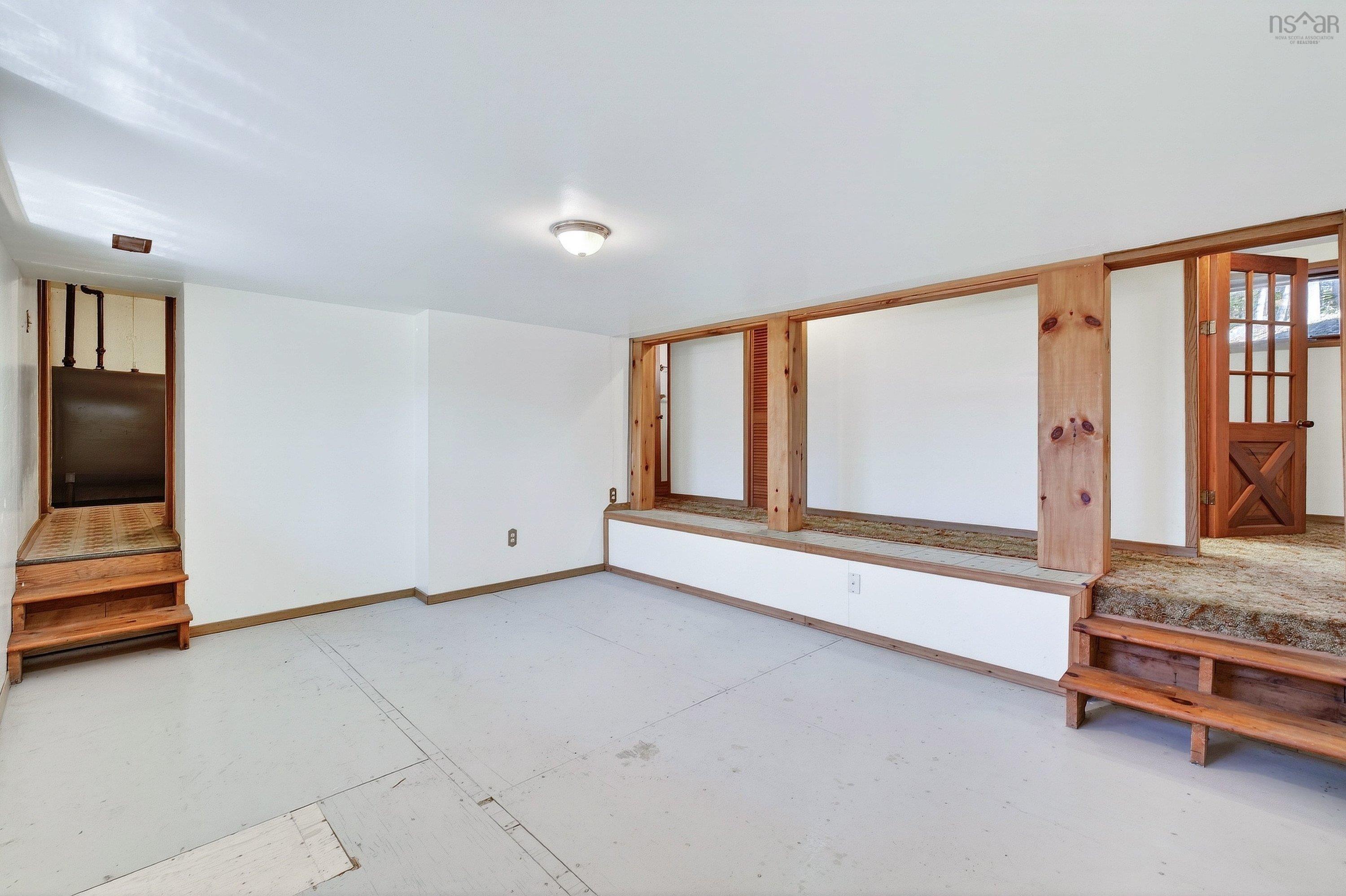 $519,000.00: 122 Windsor Drive, Stillwater Lake