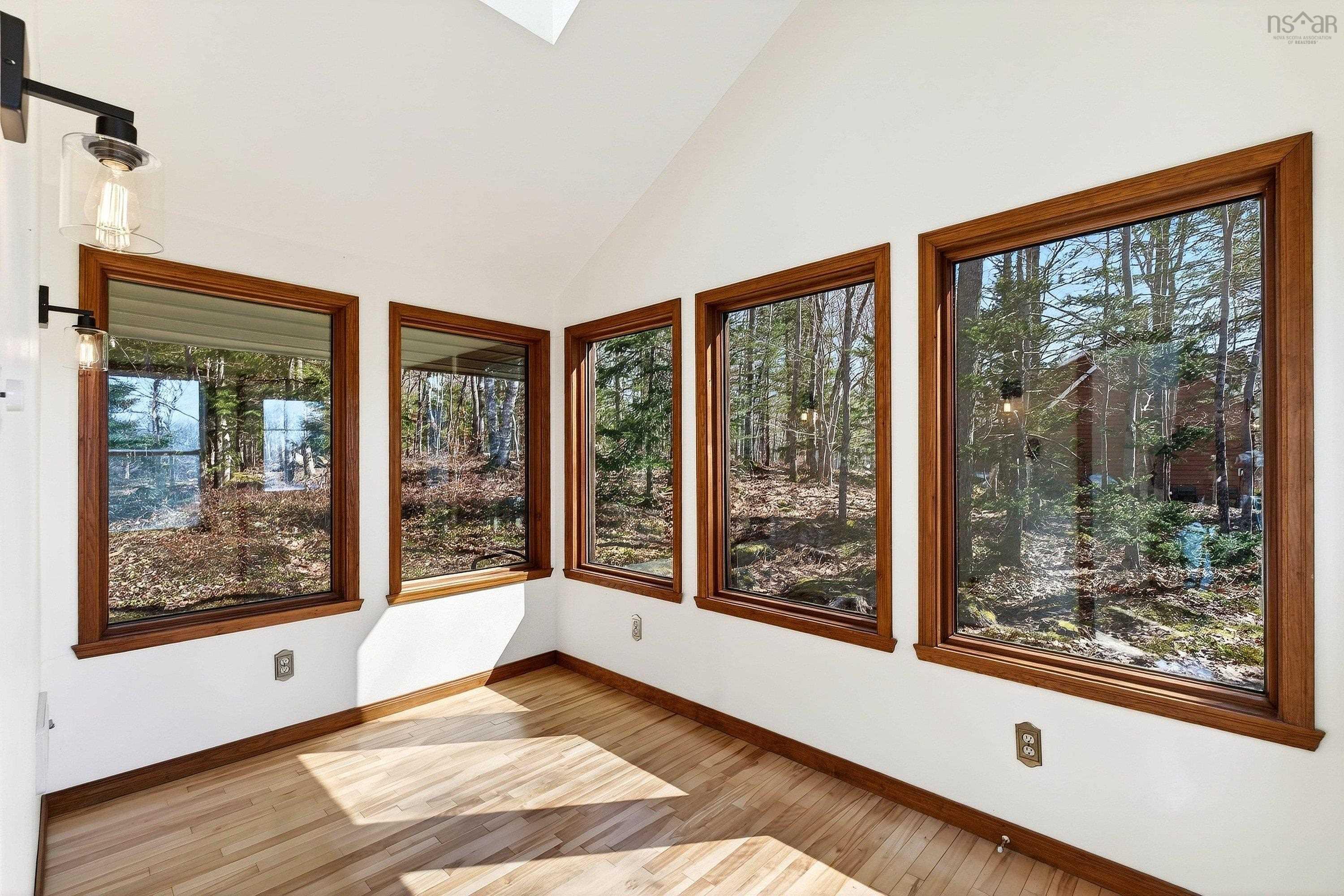 $519,000.00: 122 Windsor Drive, Stillwater Lake