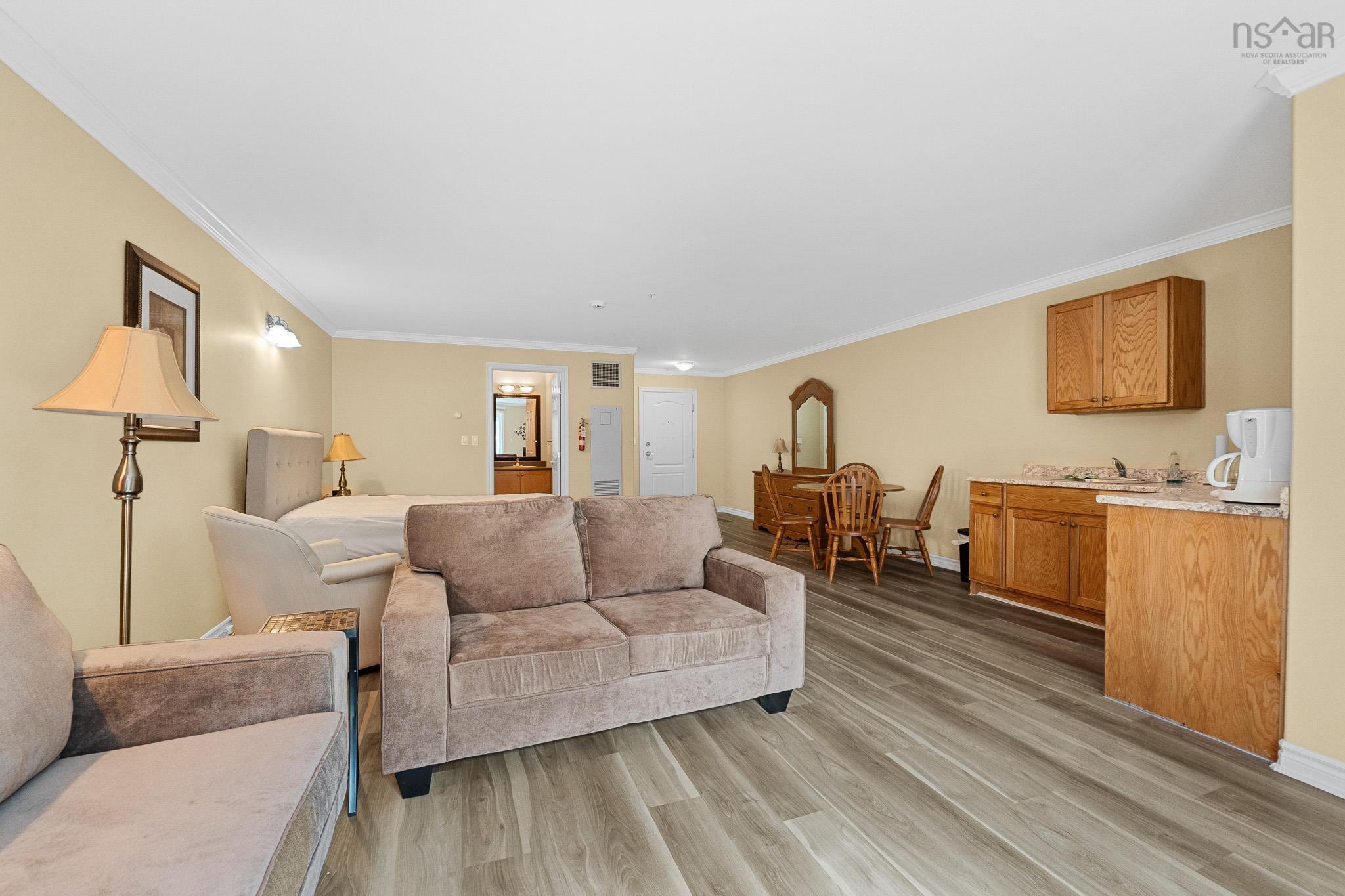 $599,900.00: 407 36 Southgate Drive, Bedford