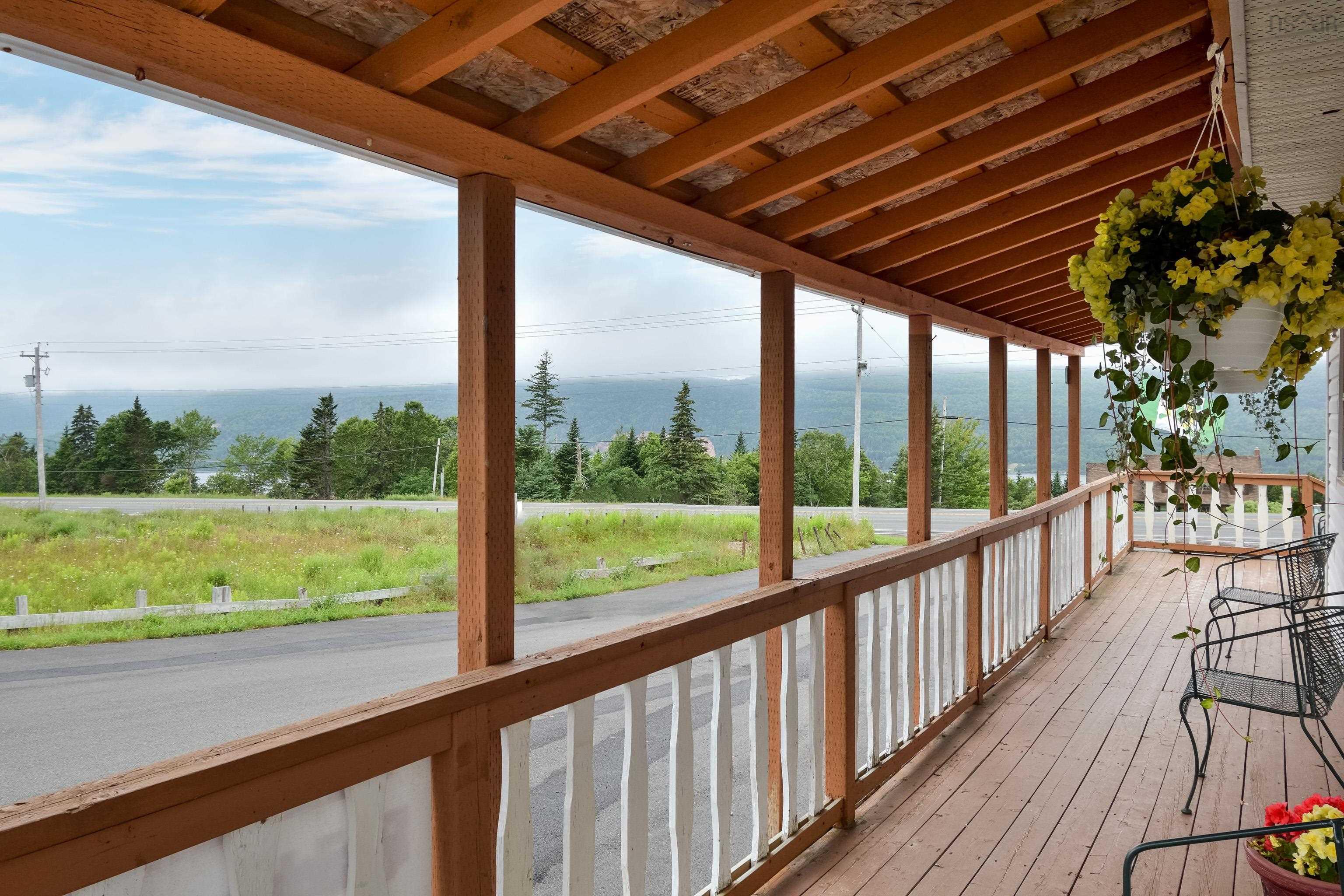 $299,999.00: 785 105 Highway, Boularderie East