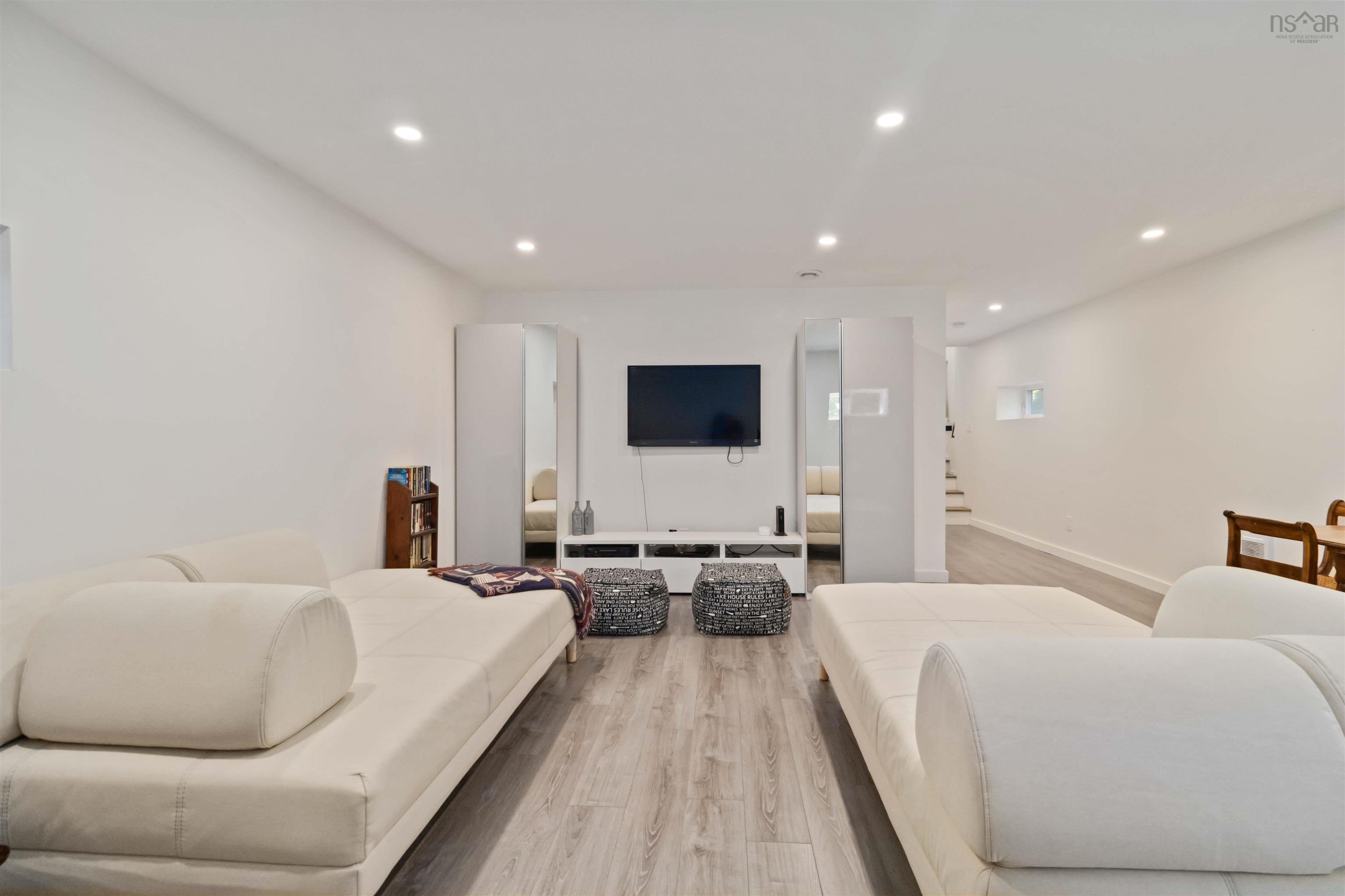 $399,900.00: 10 Silver Rock Road, Hunts Point