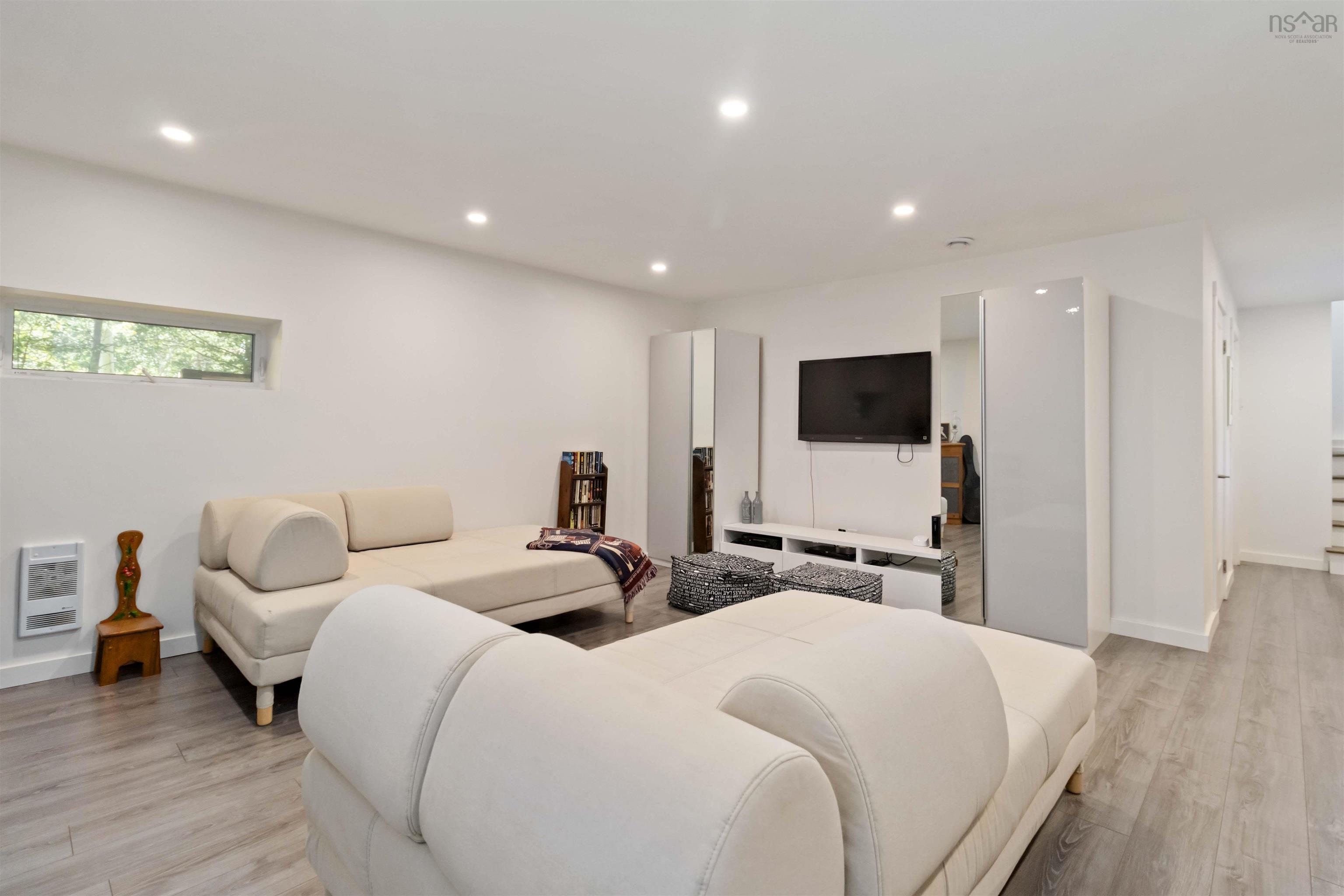 $399,900.00: 10 Silver Rock Road, Hunts Point