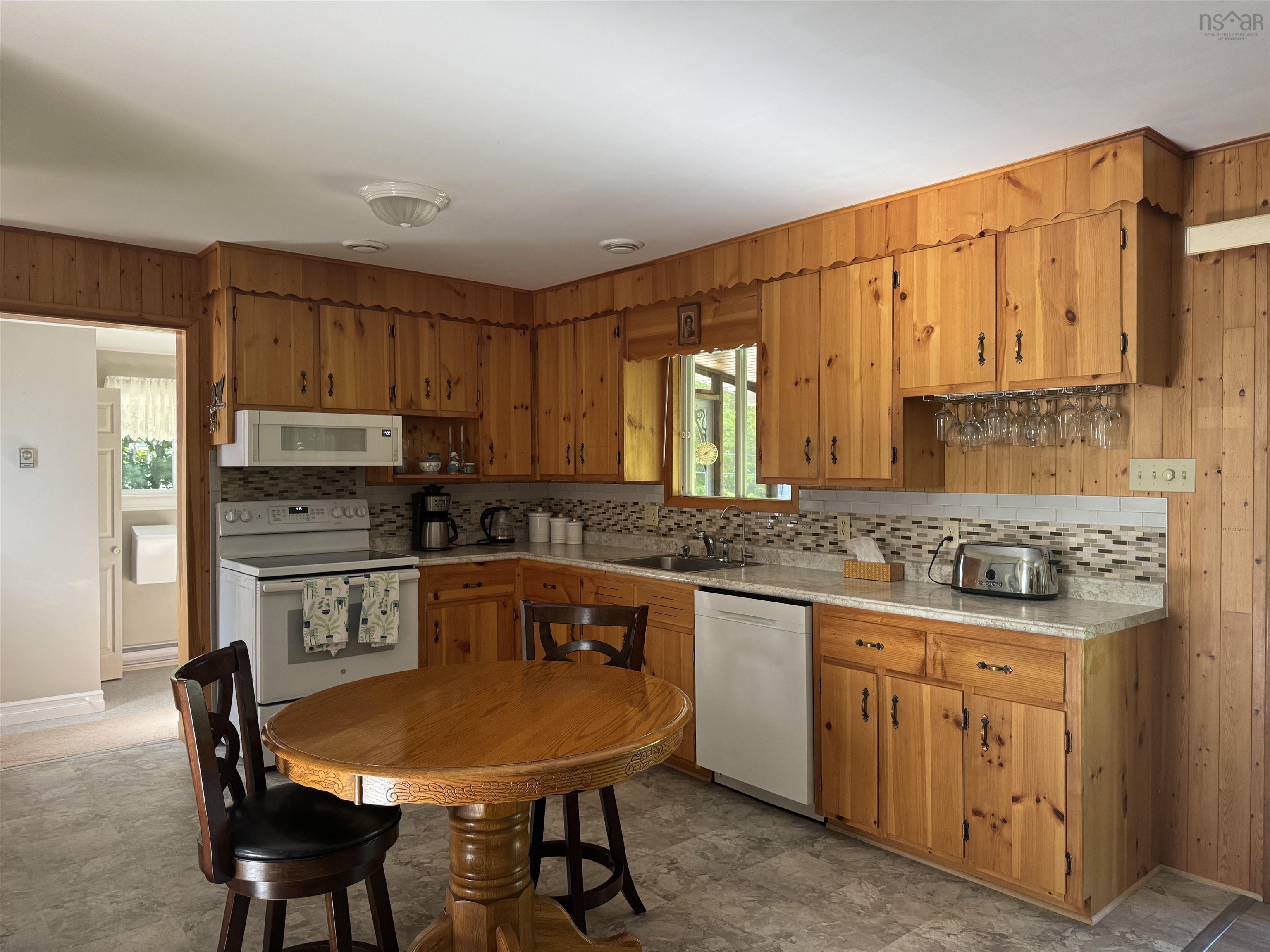$674,900.00: 590 Gilberts Lane, Maplewood