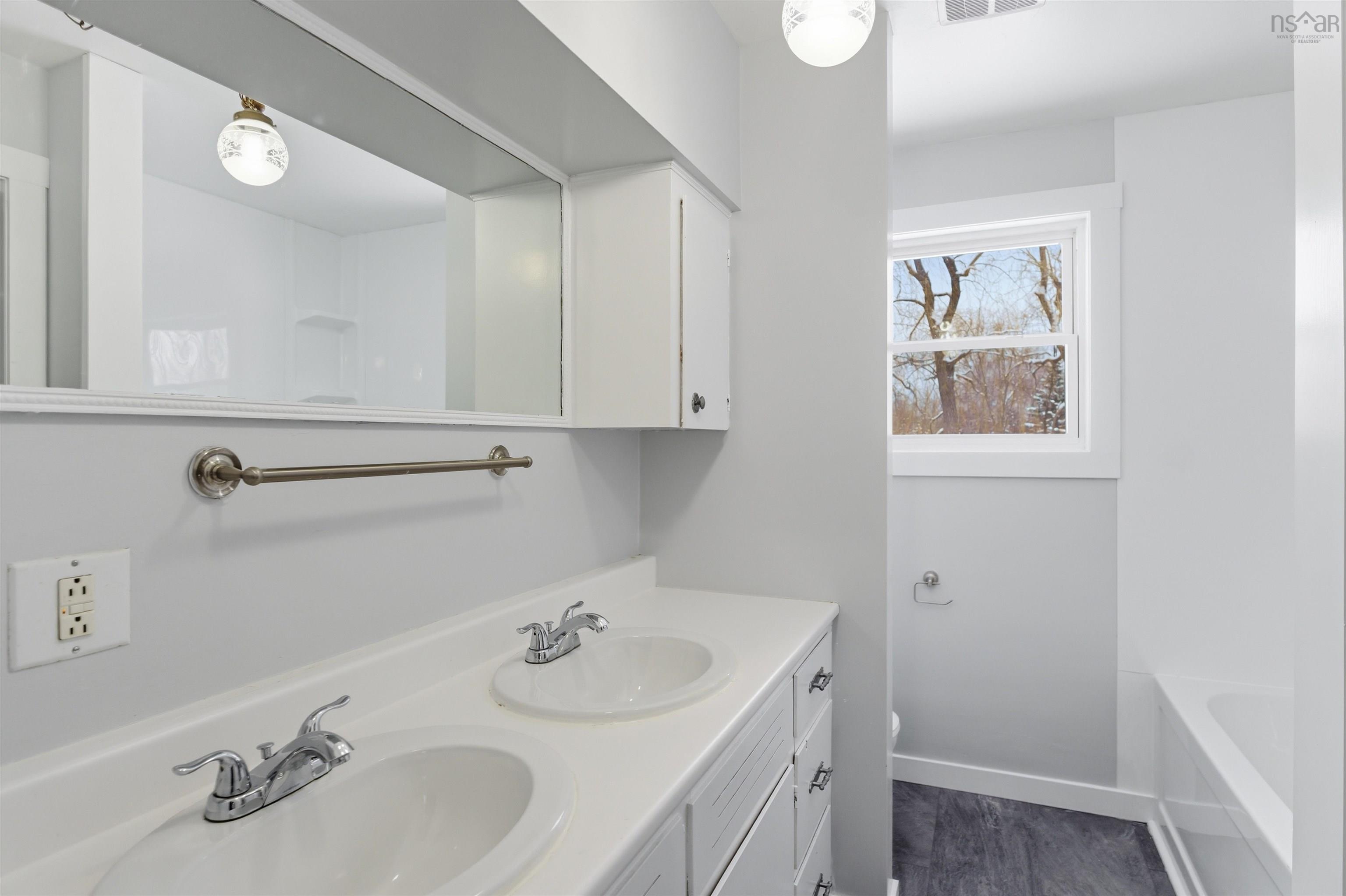 $399,900.00: 395 College Road, Windsor