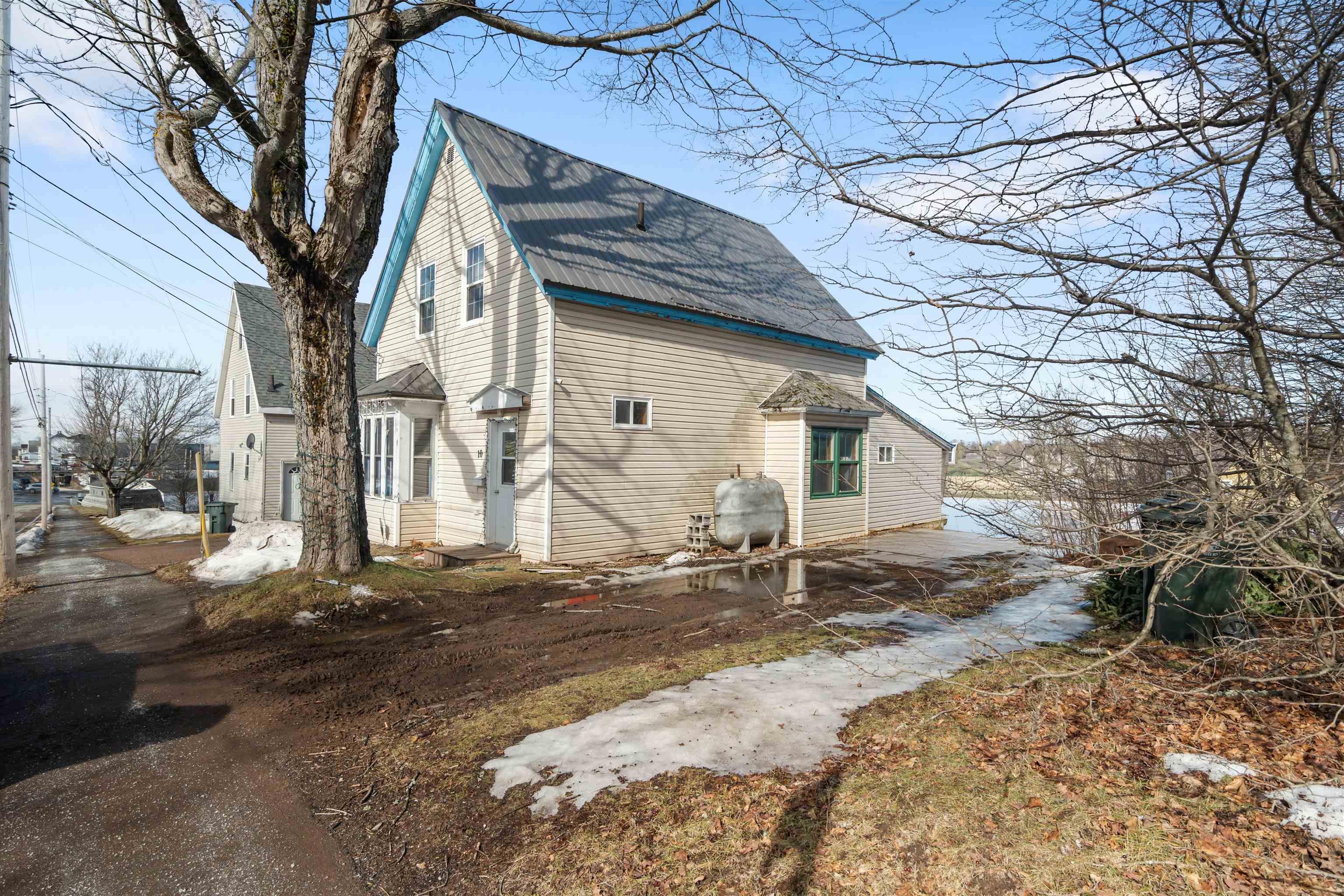 $164,900.00: 10 East Pleasant Street, Amherst