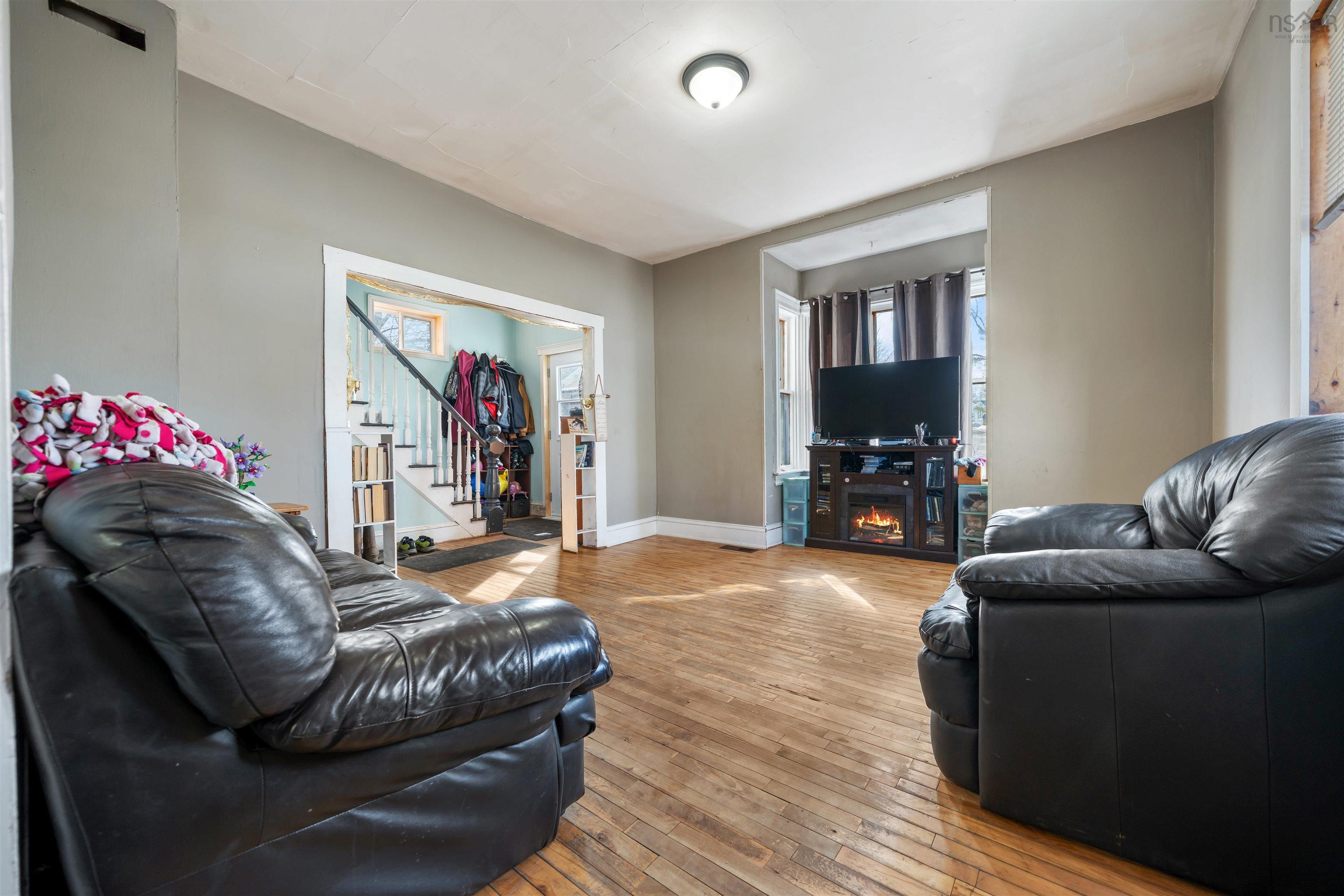 $164,900.00: 10 East Pleasant Street, Amherst