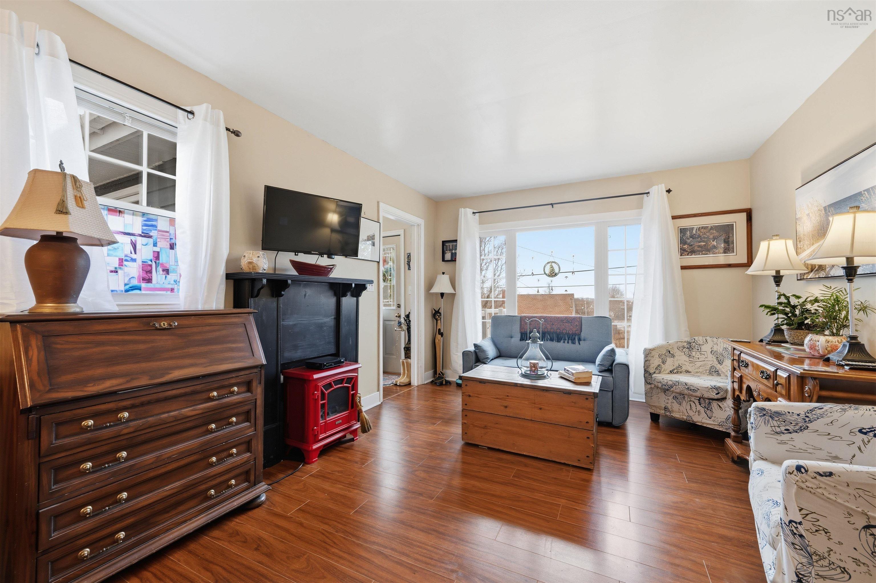 $369,900.00: 402 Highland Avenue, Windsor