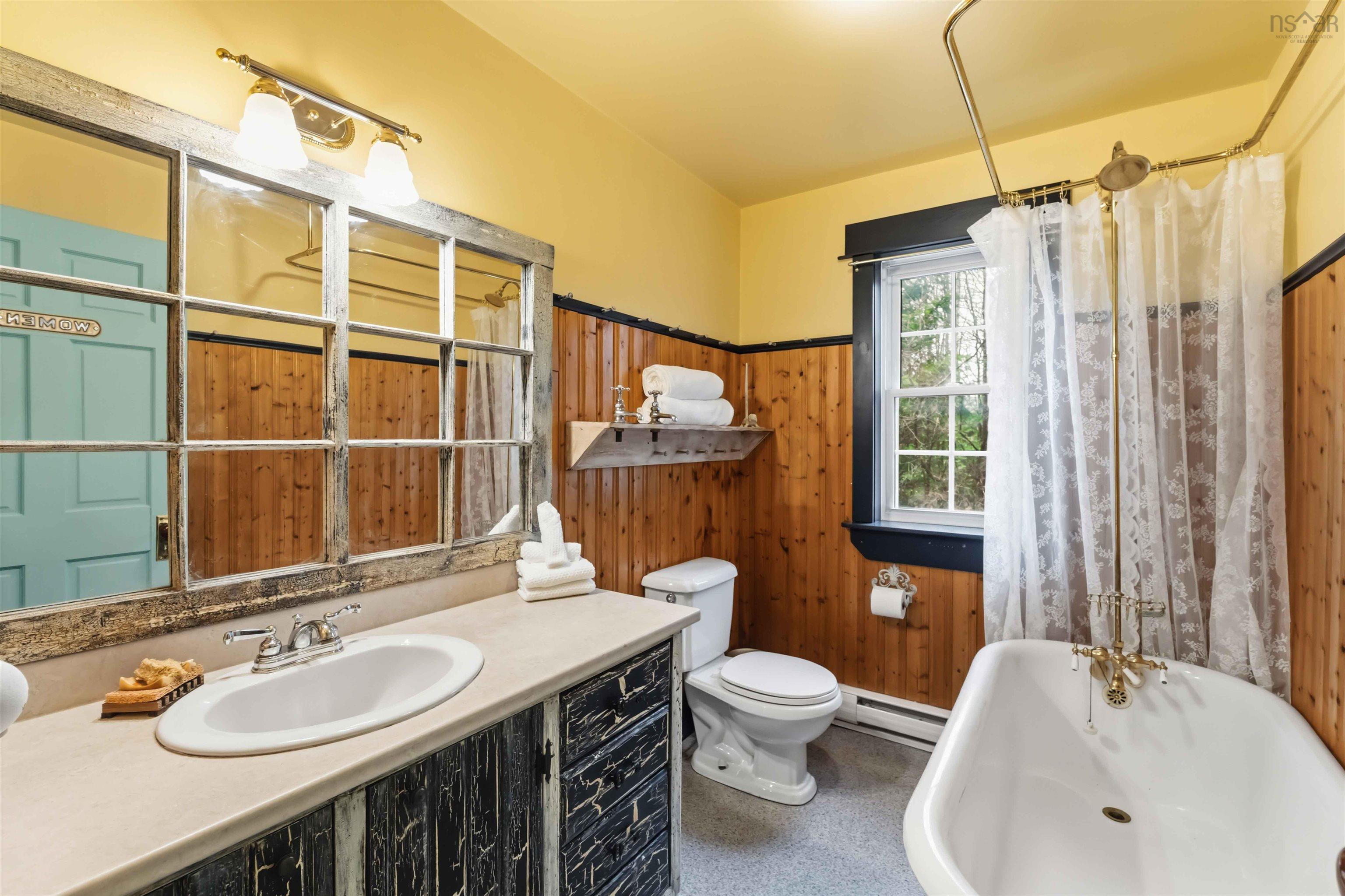 $399,999.00: 3488 Brow of Mountain Road, West Black Rock