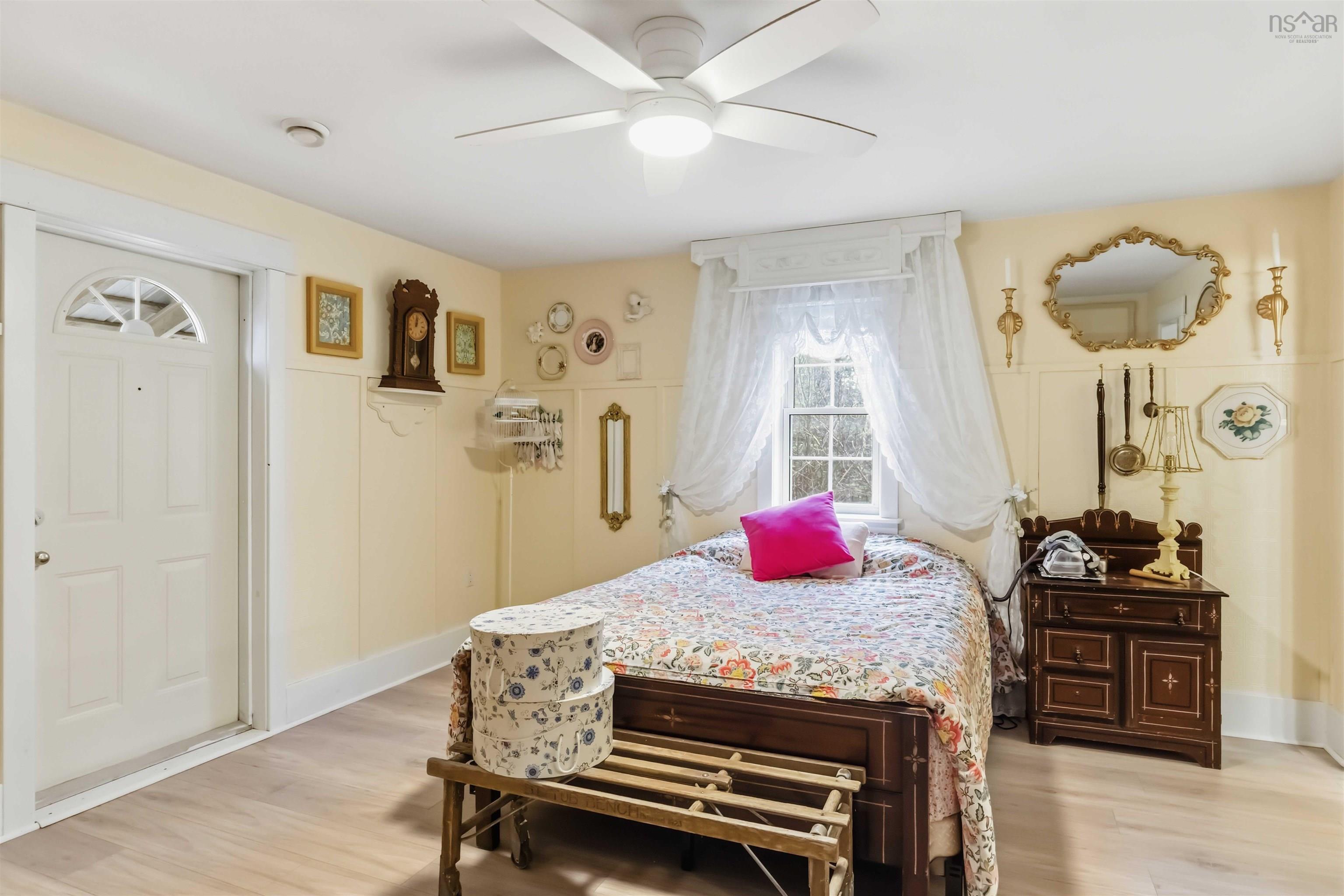 $399,999.00: 3488 Brow of Mountain Road, West Black Rock