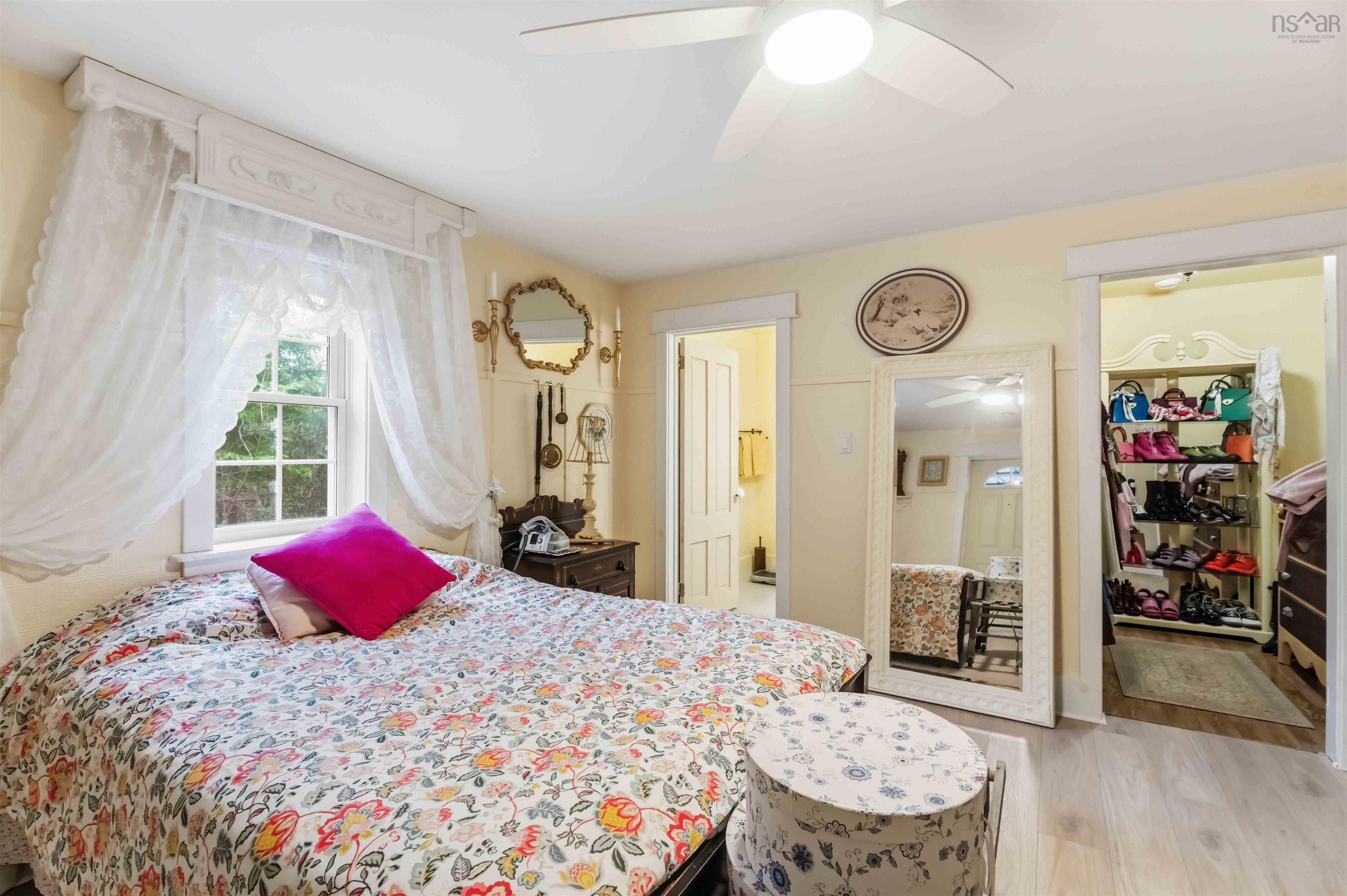 $399,999.00: 3488 Brow of Mountain Road, West Black Rock