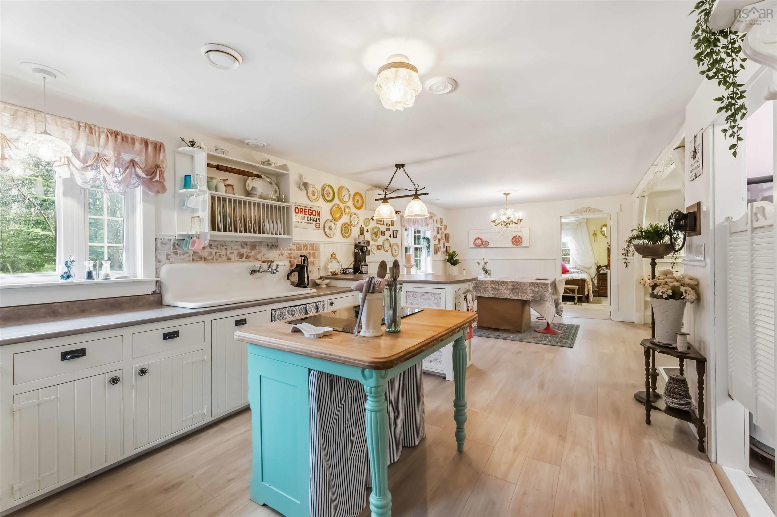 $399,999.00: 3488 Brow of Mountain Road, West Black Rock