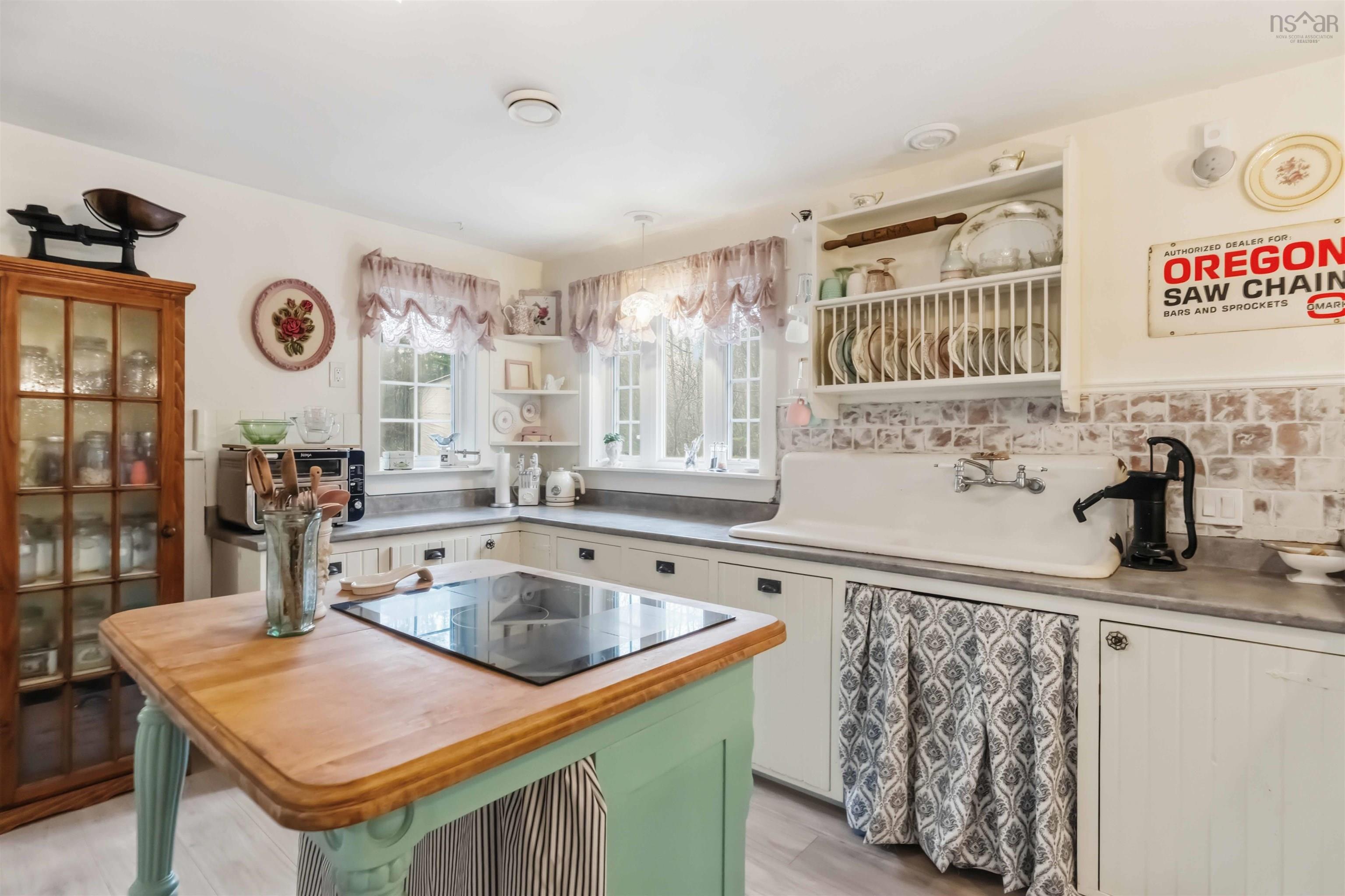 $399,999.00: 3488 Brow of Mountain Road, West Black Rock