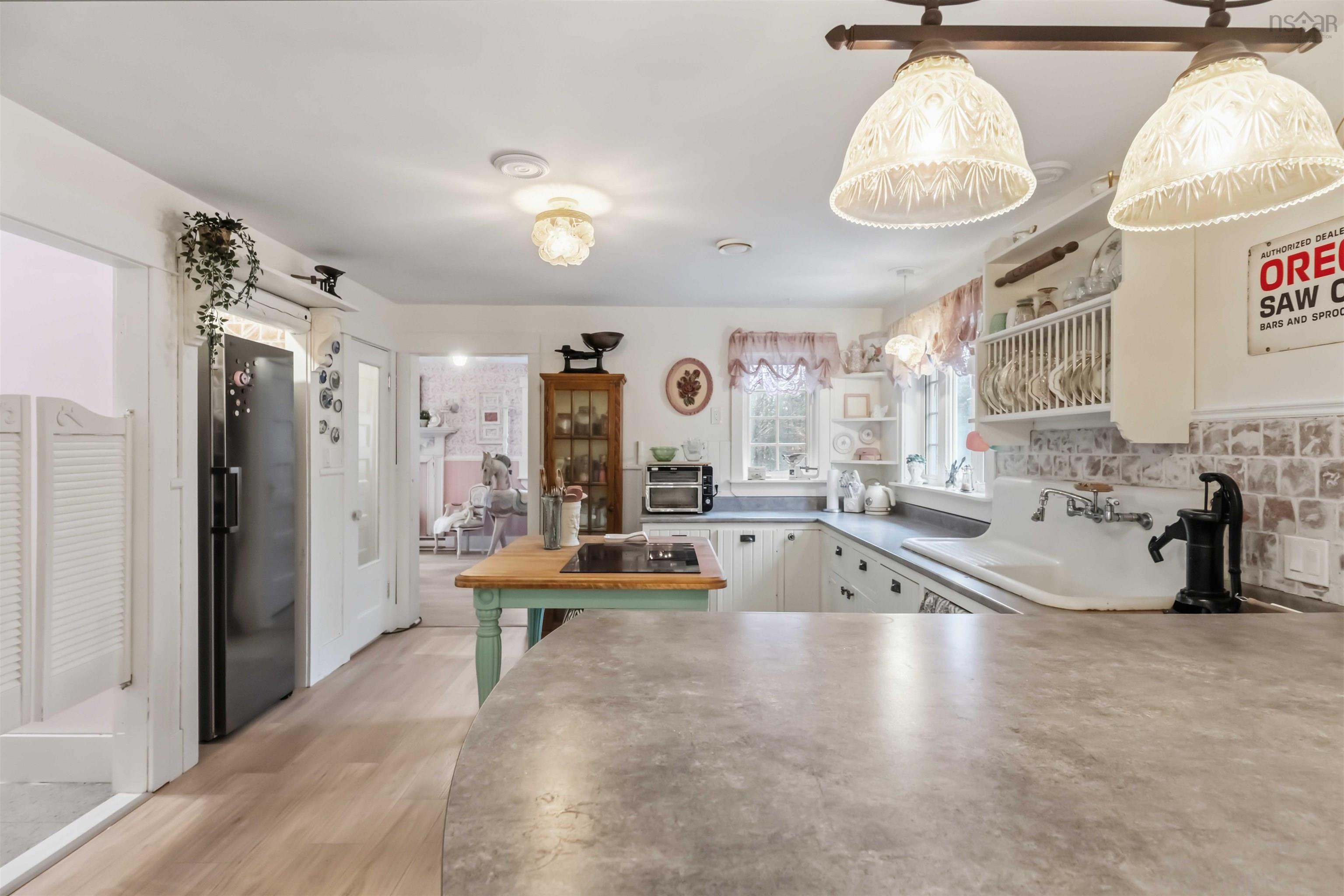 $399,999.00: 3488 Brow of Mountain Road, West Black Rock