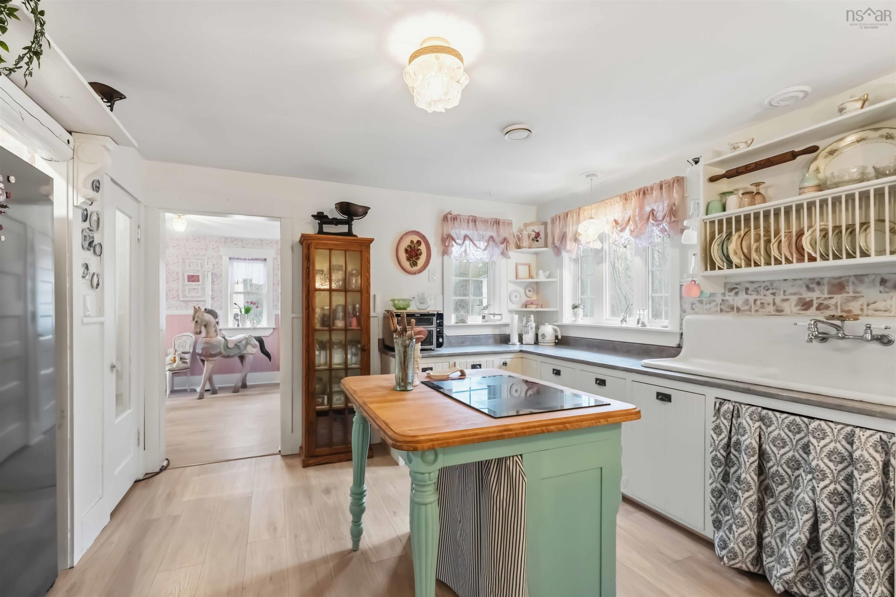 $399,999.00: 3488 Brow of Mountain Road, West Black Rock