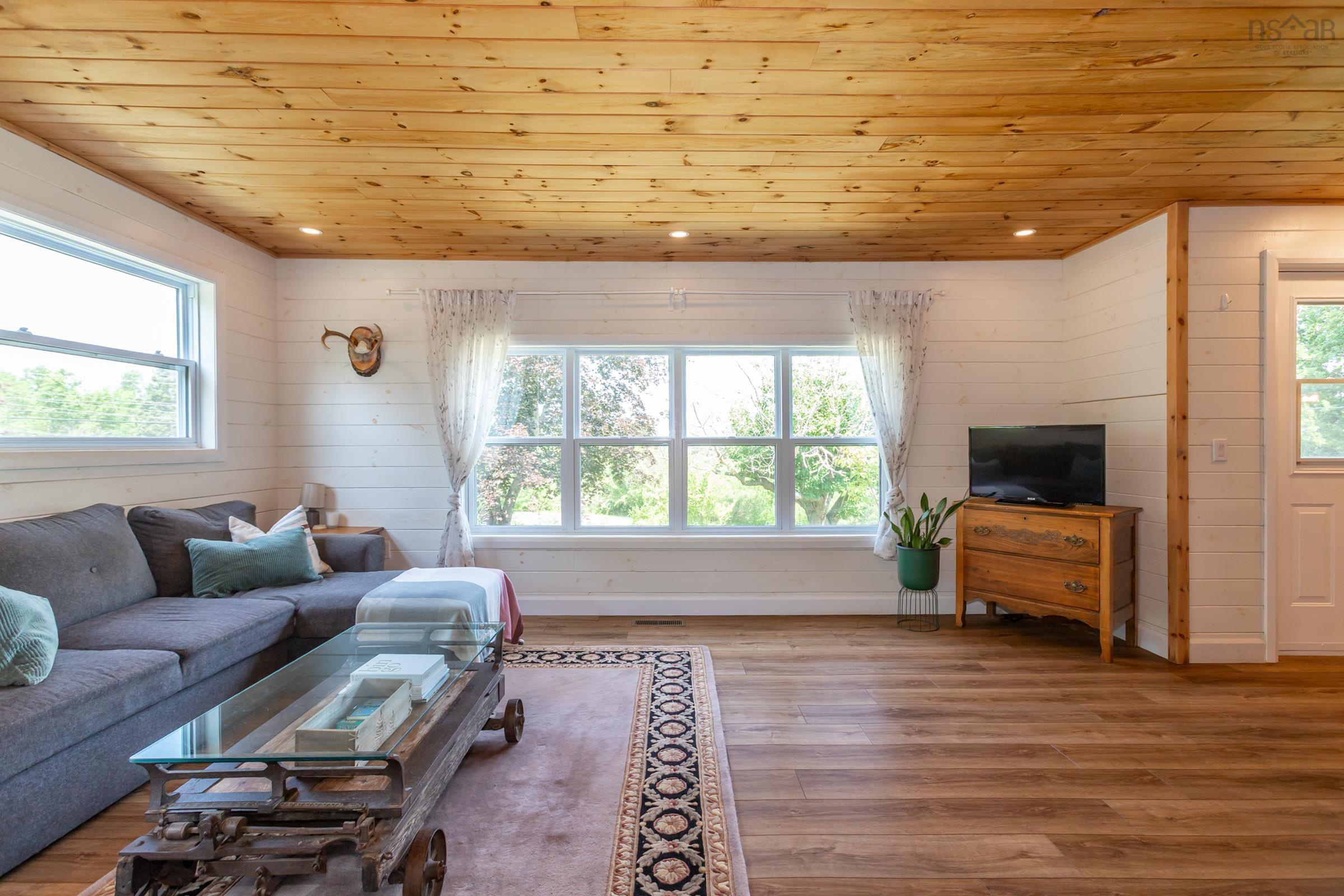 $499,999.00: 1242 Highway 201, Round Hill