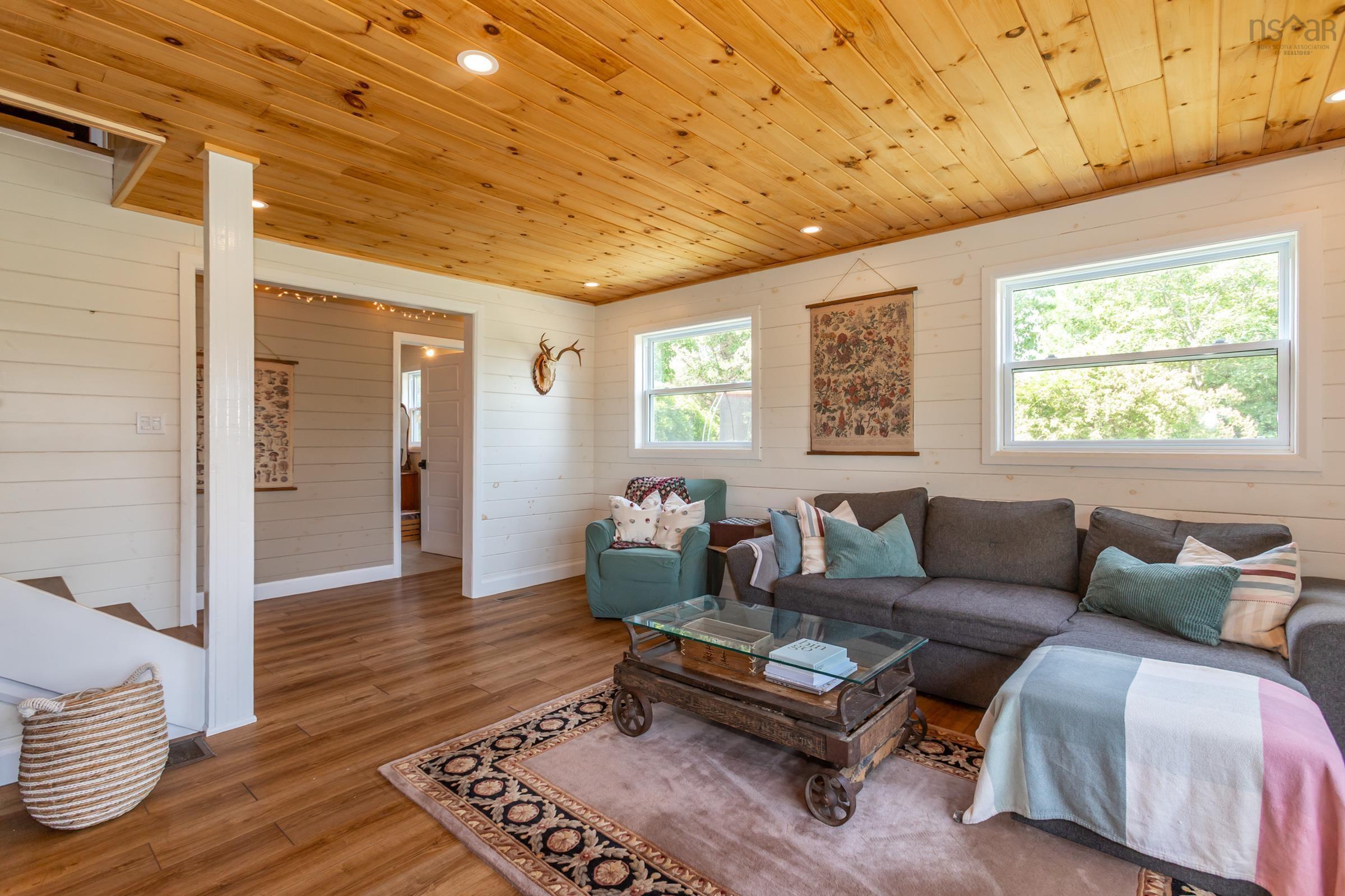 $499,999.00: 1242 Highway 201, Round Hill