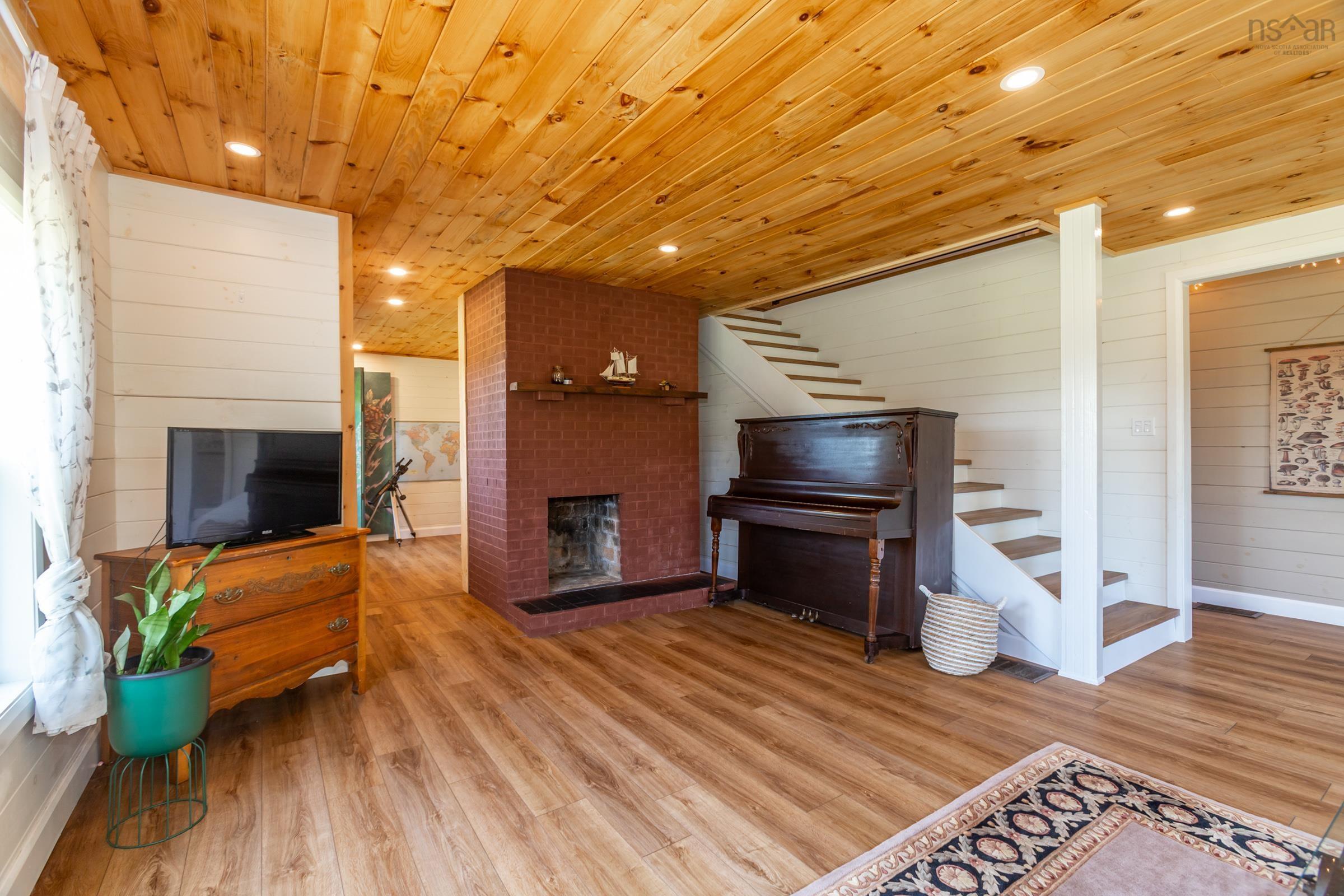 $499,999.00: 1242 Highway 201, Round Hill