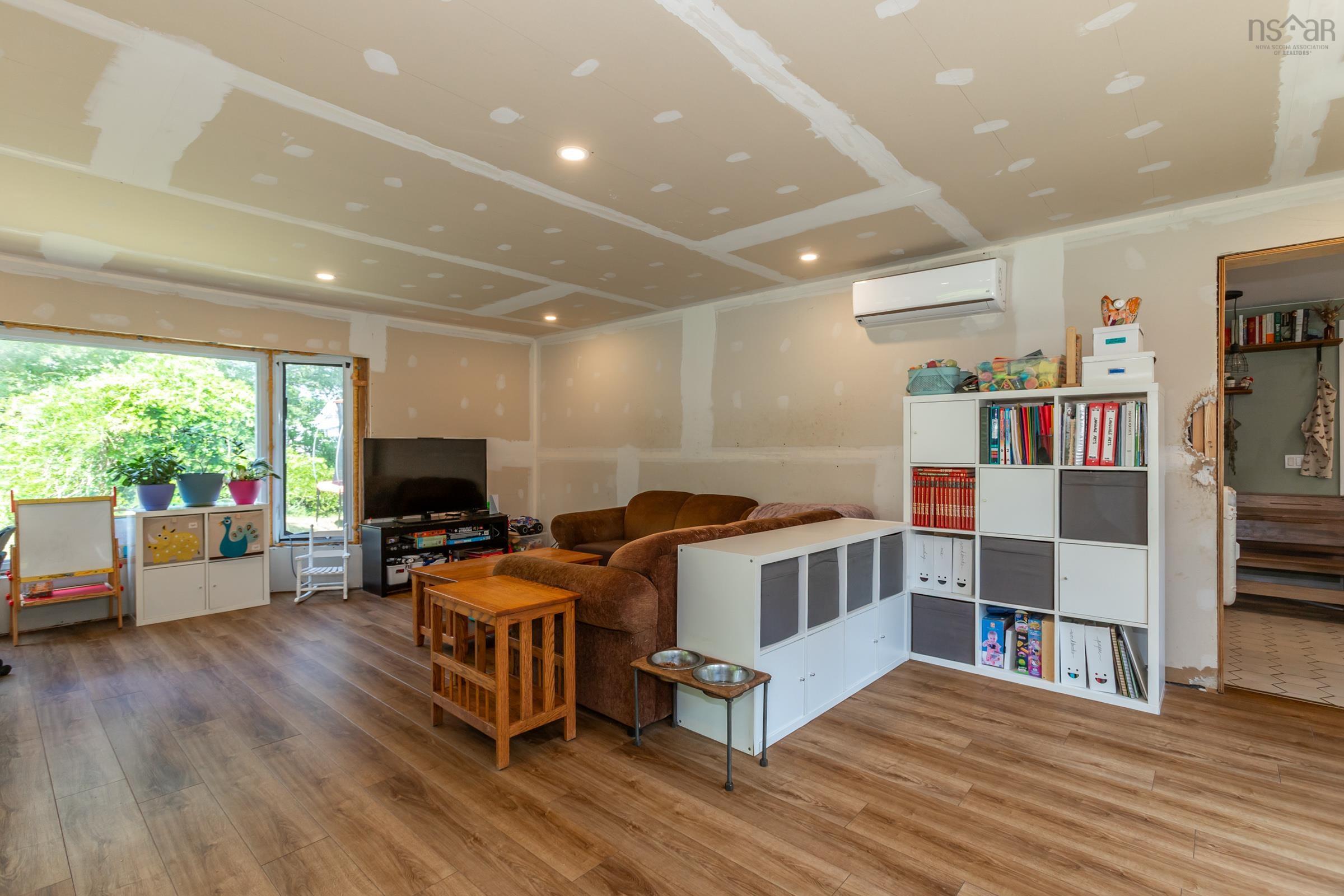 $499,999.00: 1242 Highway 201, Round Hill