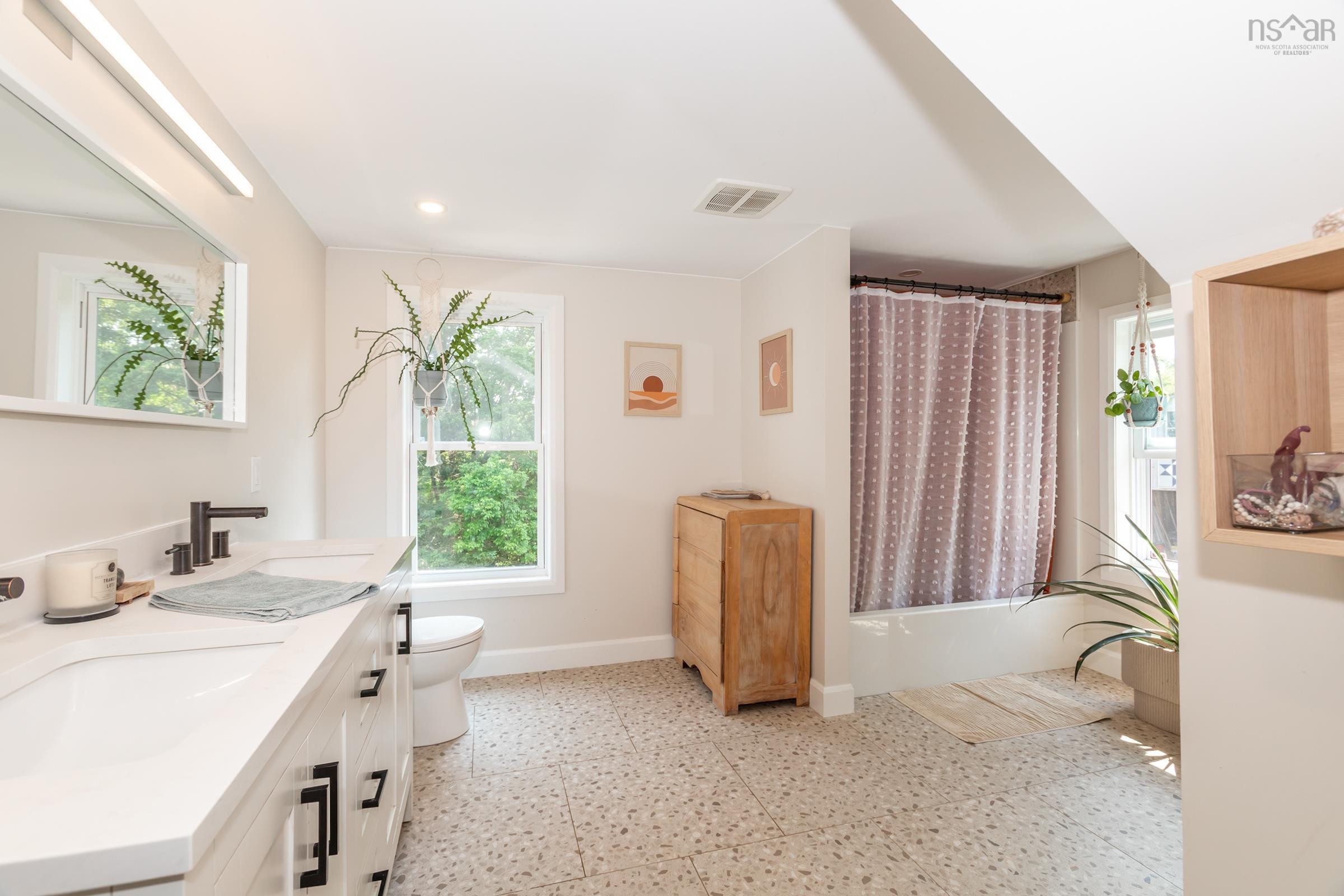 $499,999.00: 1242 Highway 201, Round Hill