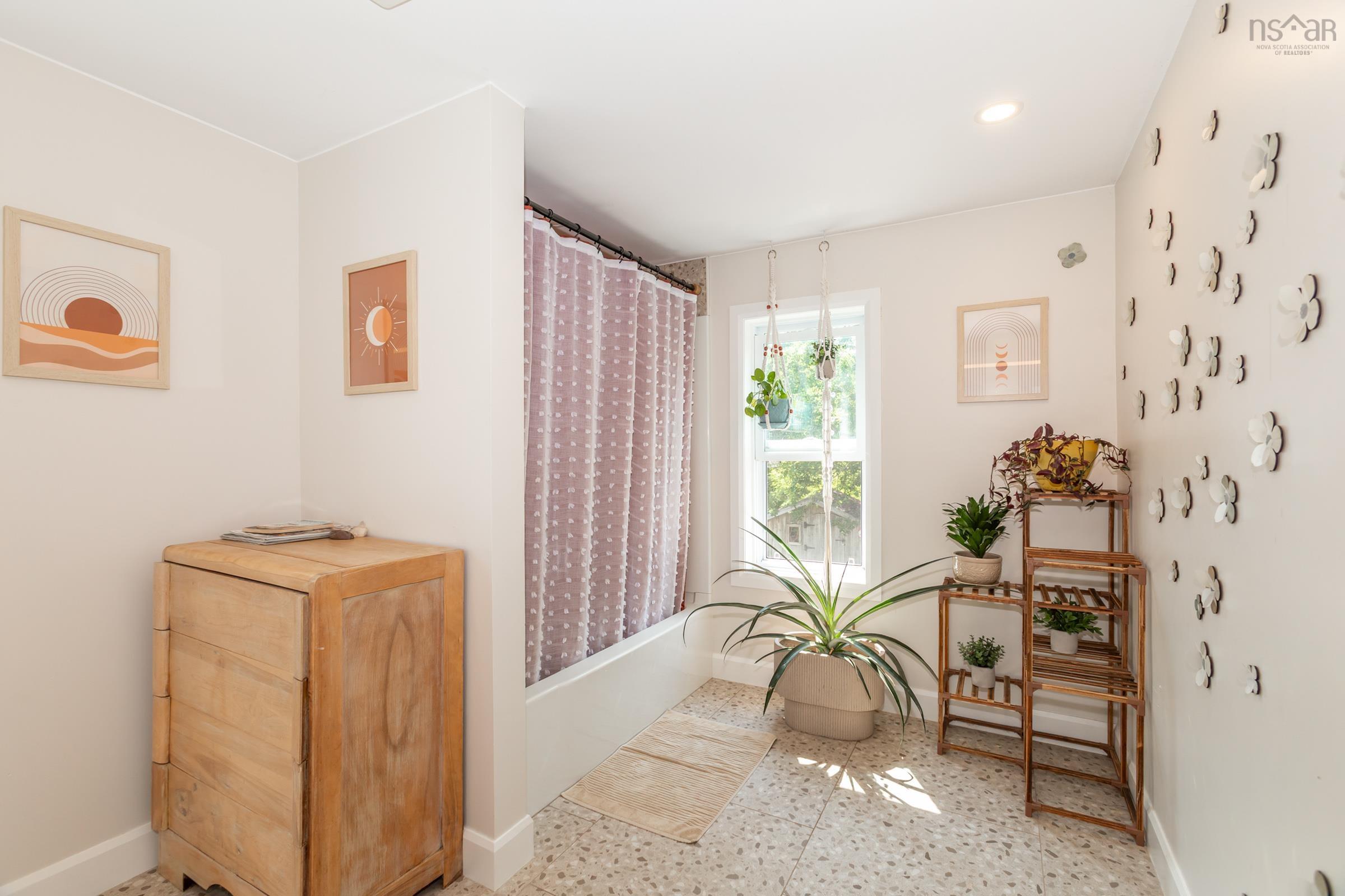 $499,999.00: 1242 Highway 201, Round Hill