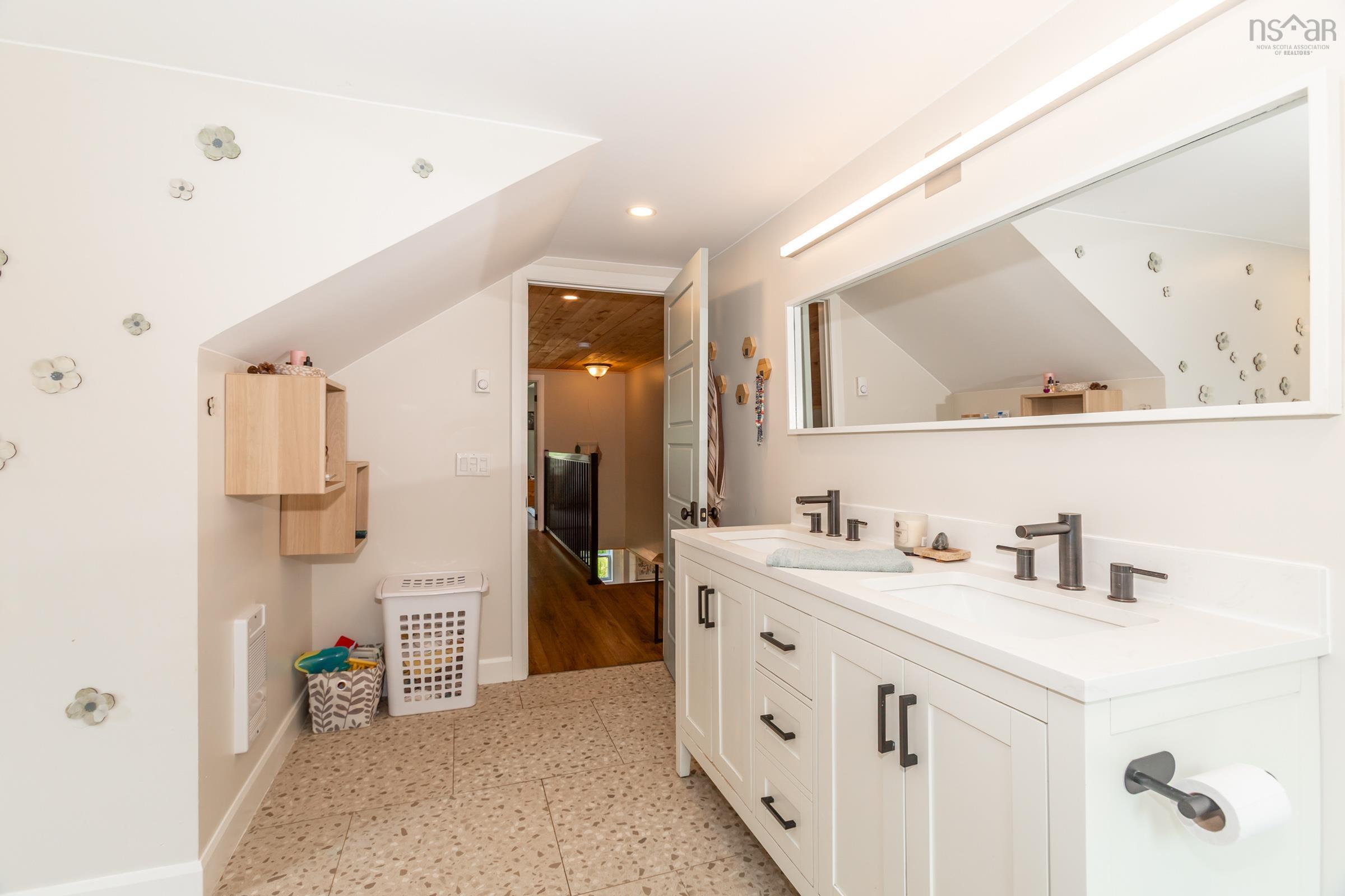 $499,999.00: 1242 Highway 201, Round Hill