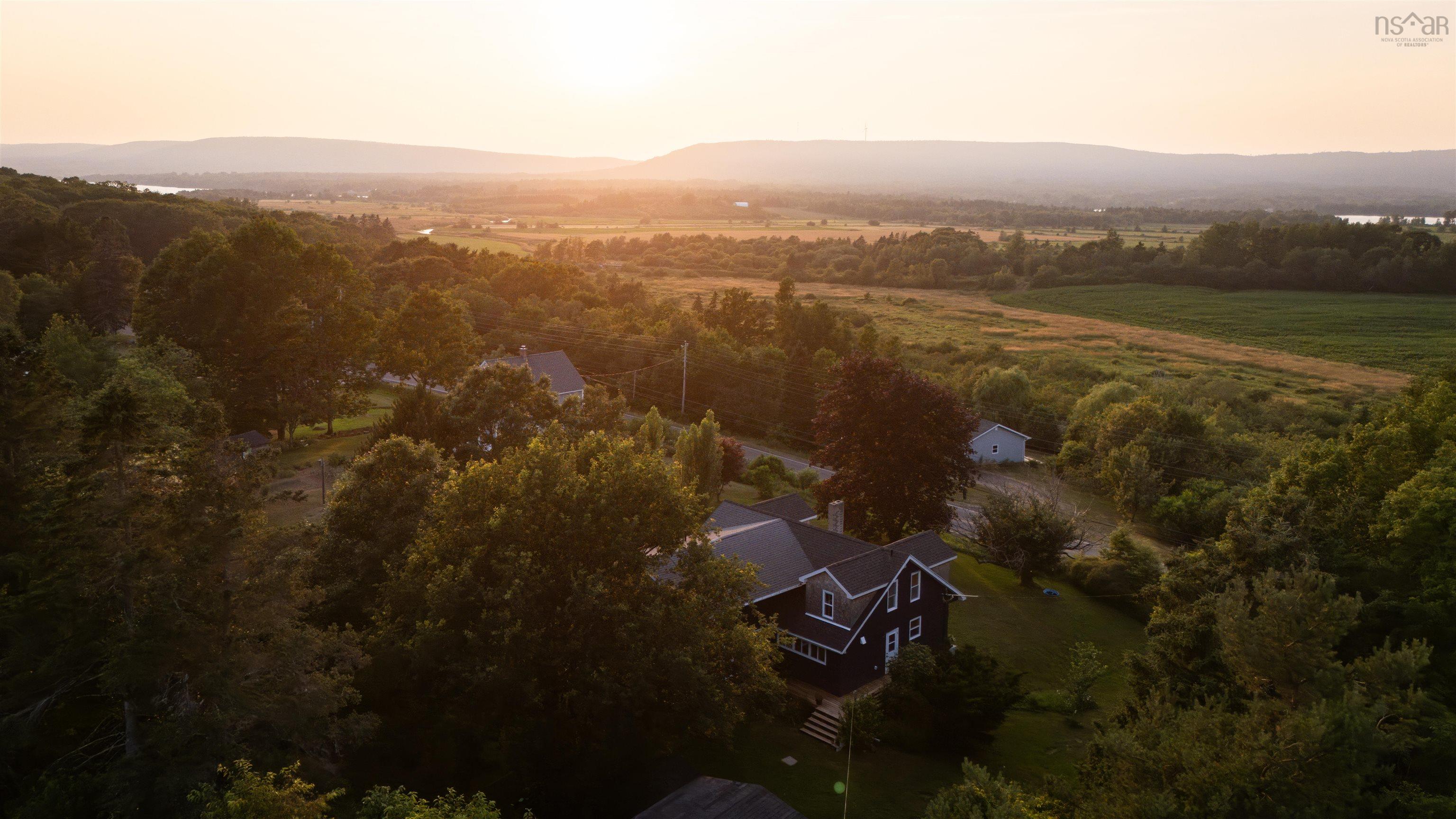 $499,999.00: 1242 Highway 201, Round Hill