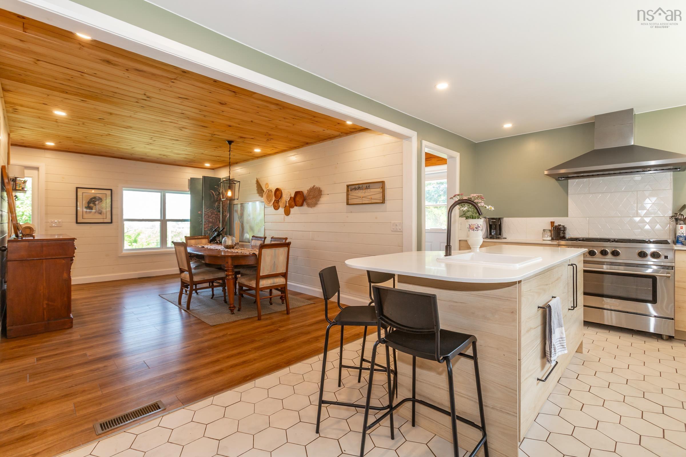 $499,999.00: 1242 Highway 201, Round Hill