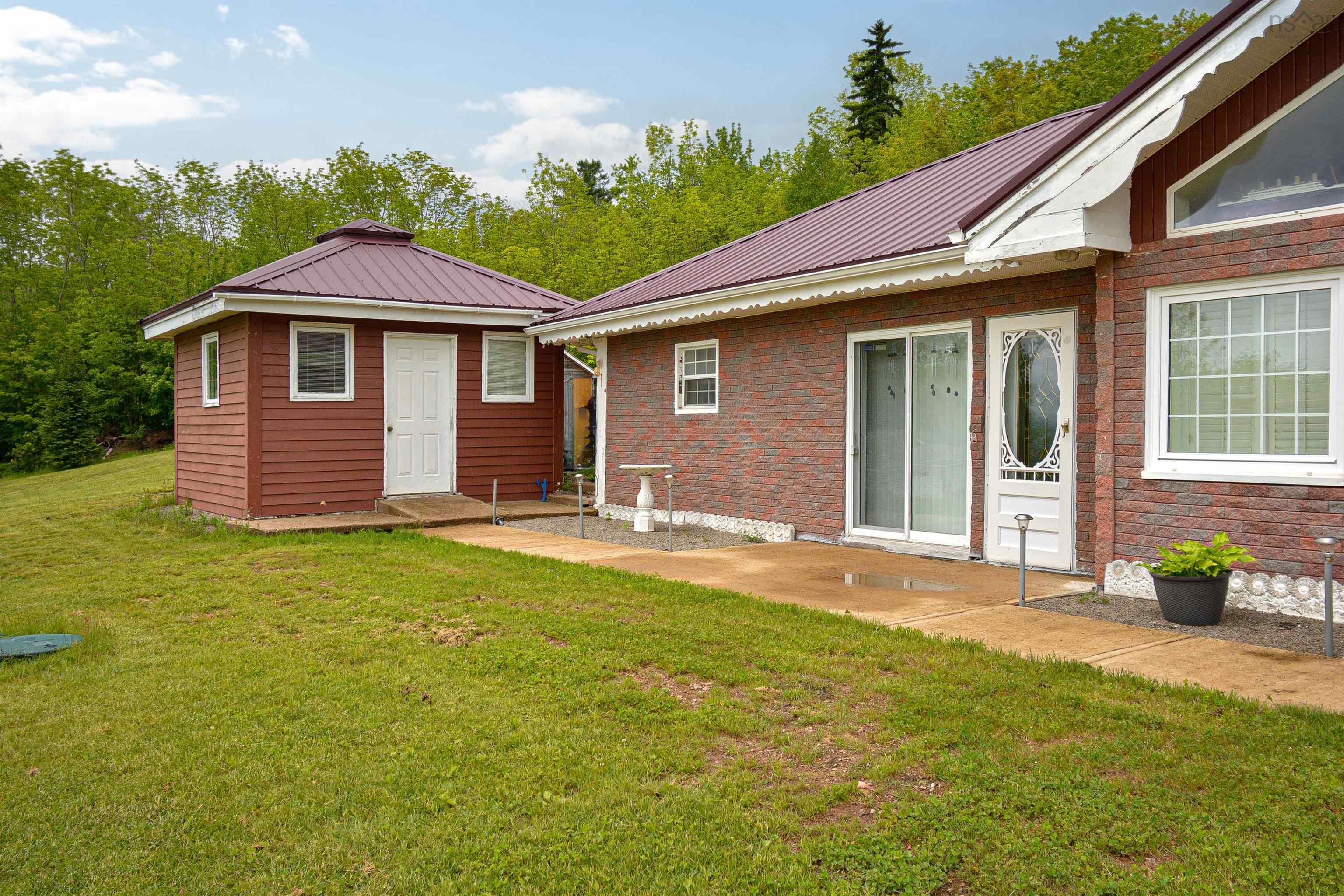 $449,000.00: 10383 105 Highway, Aberdeen