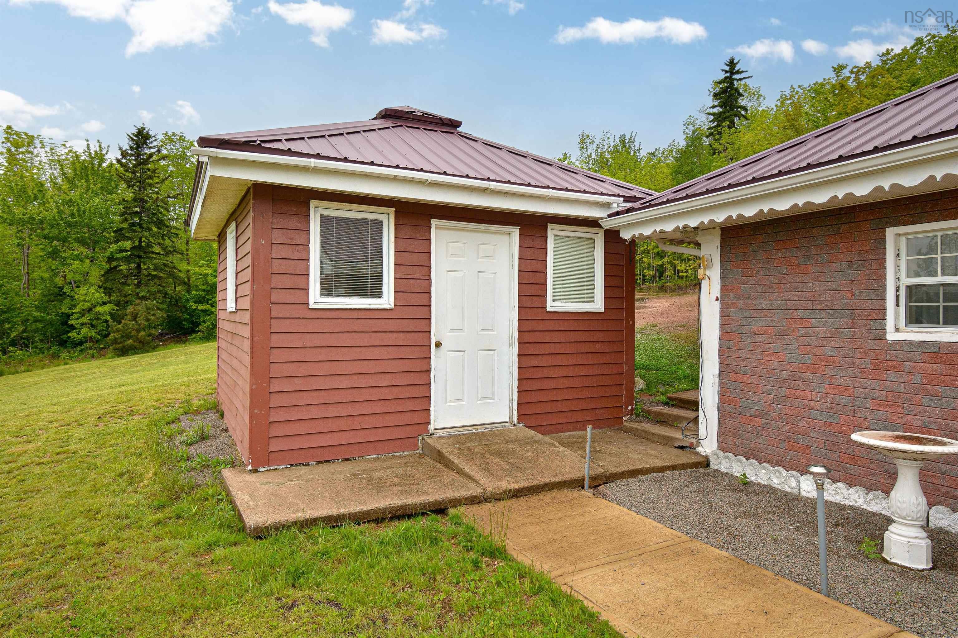 $449,000.00: 10383 105 Highway, Aberdeen