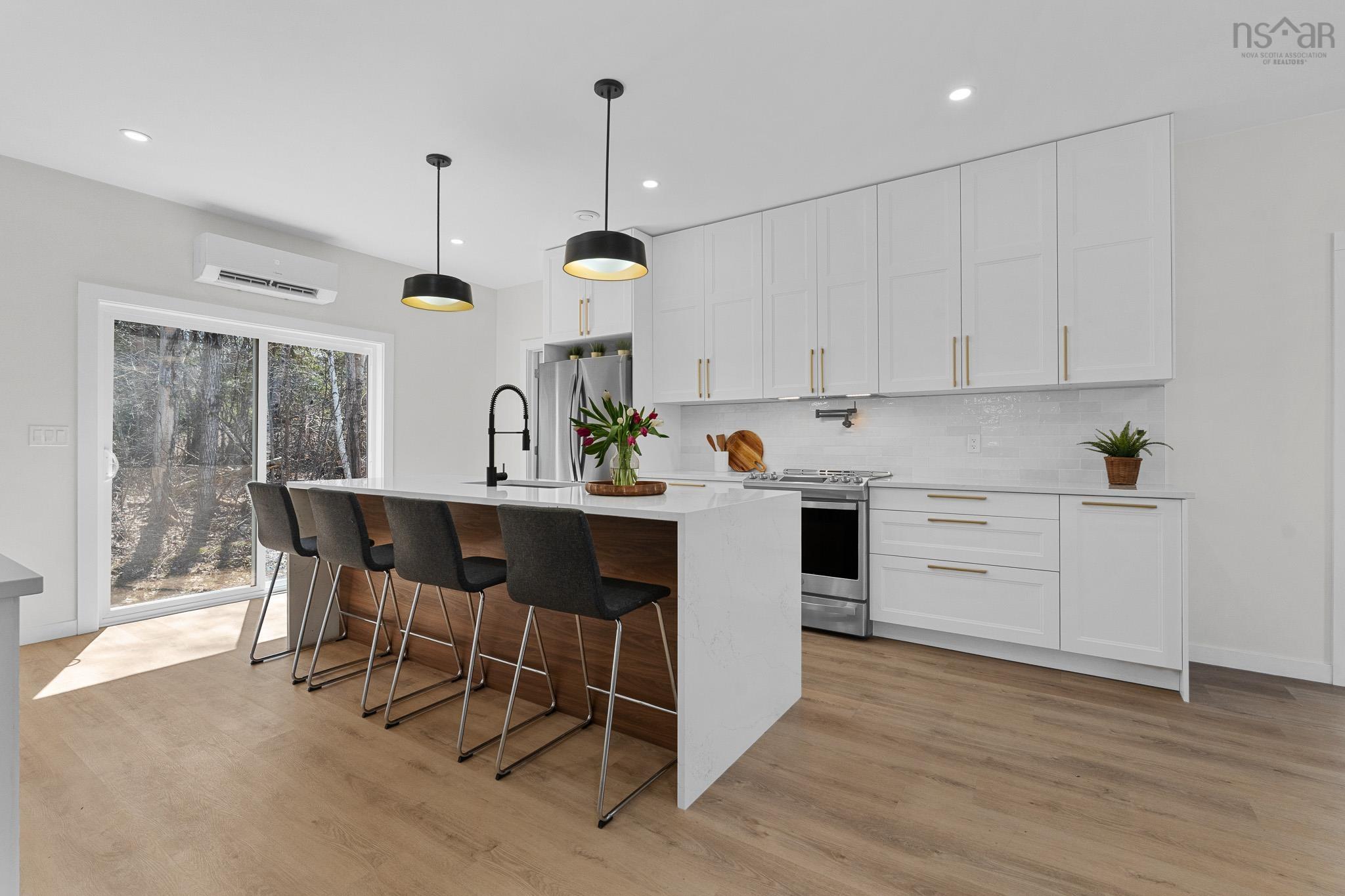 $529,900.00: 15 Chalet Crescent, Brooklyn