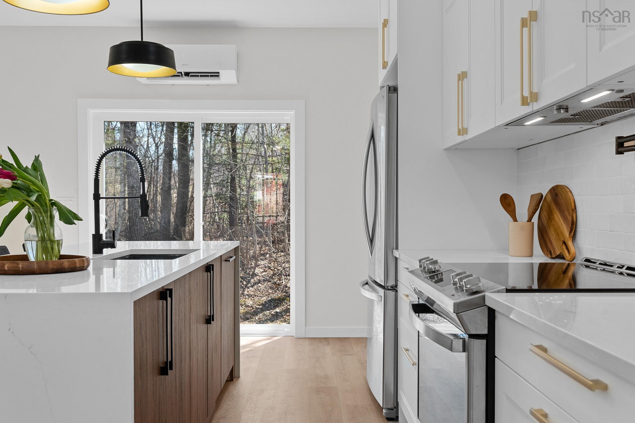 $529,900.00: 15 Chalet Crescent, Brooklyn