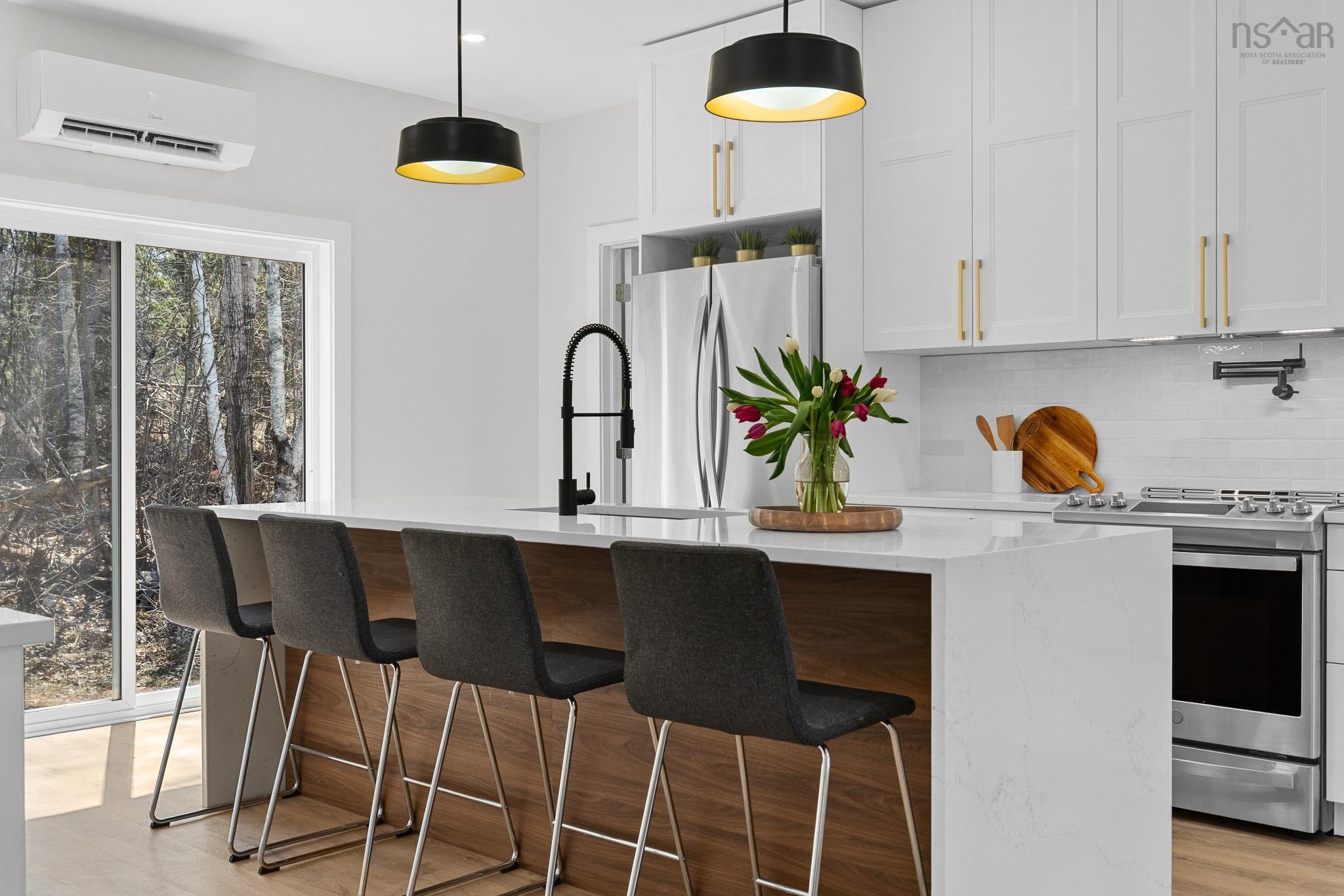 $529,900.00: 15 Chalet Crescent, Brooklyn