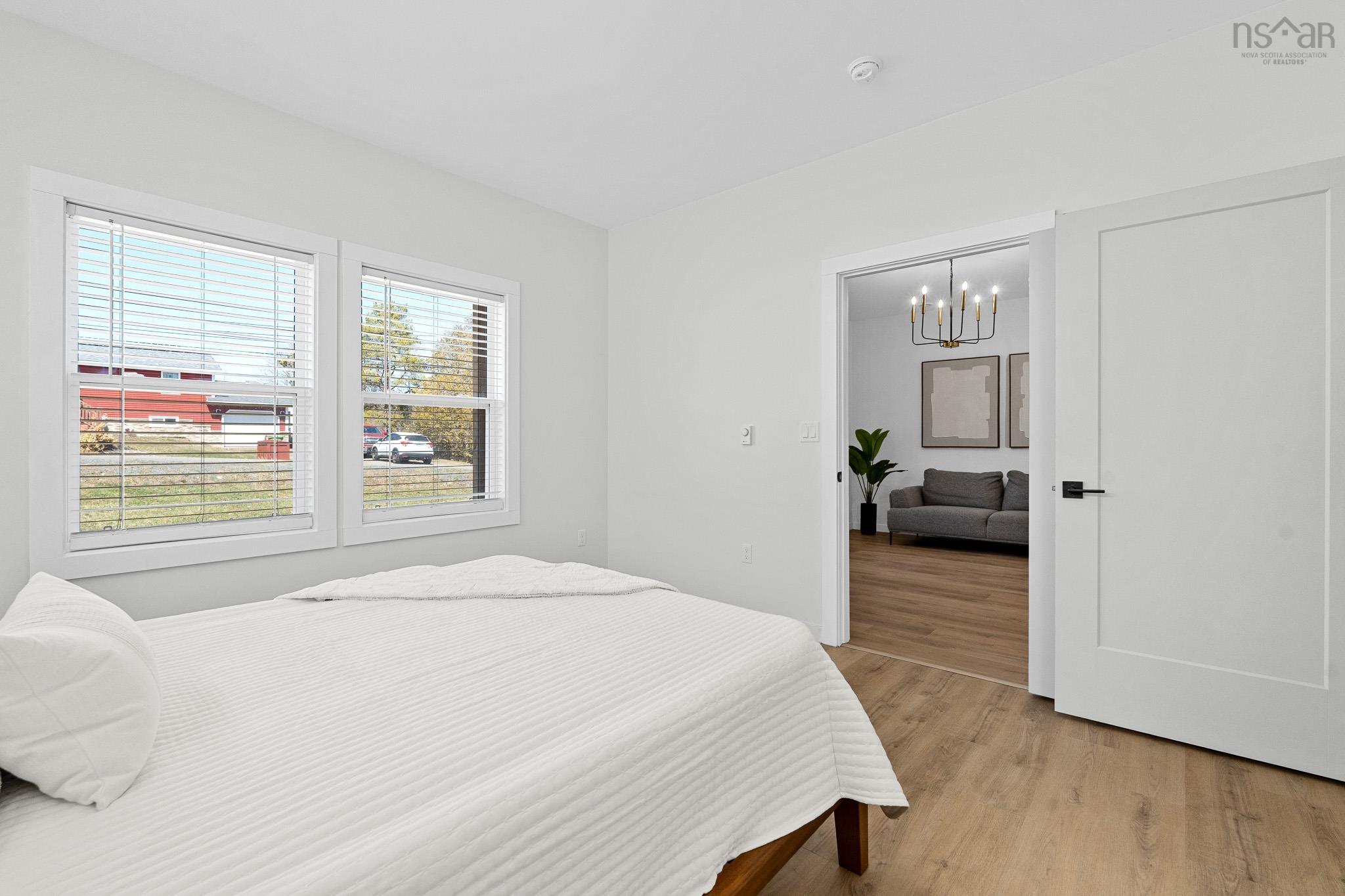 $529,900.00: 15 Chalet Crescent, Brooklyn